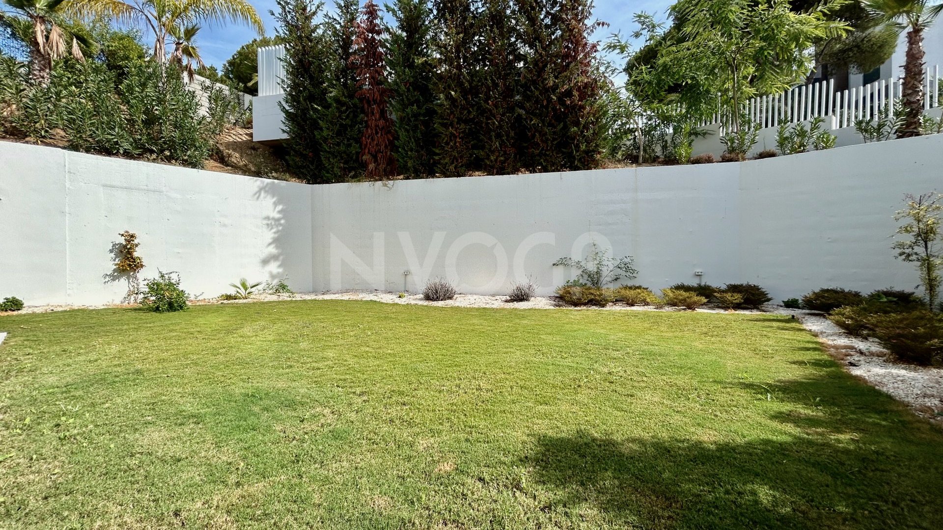 Elegant apartment with private garden and pool and sea views in Artola - Cabopino -East Marbella