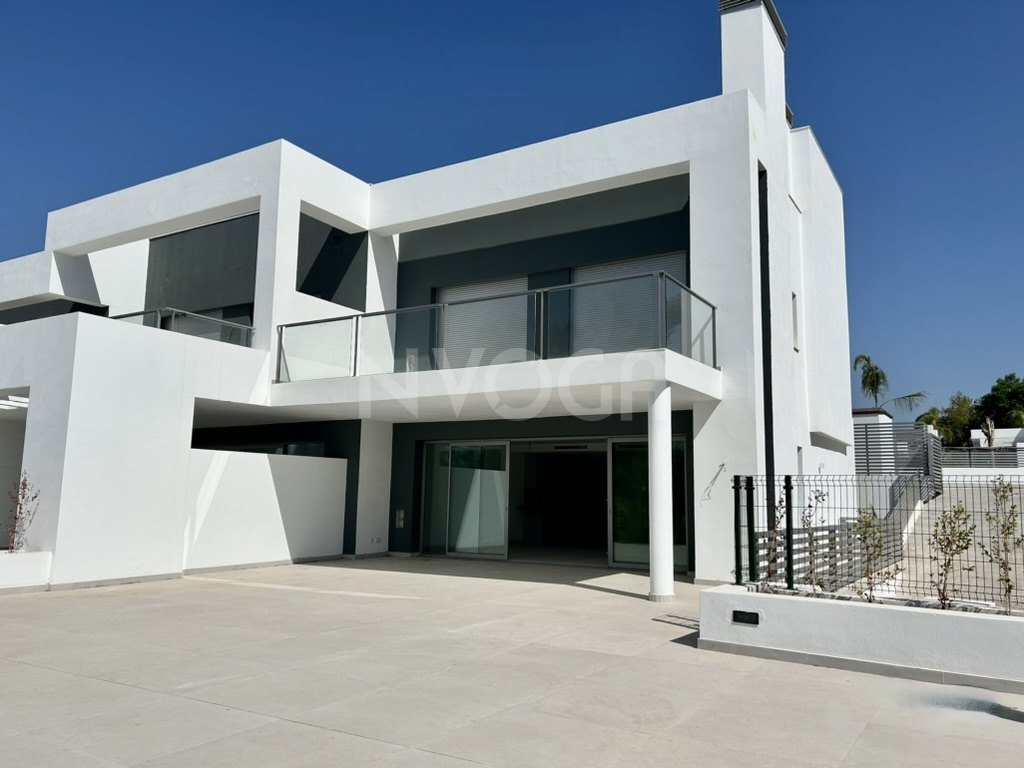 SPECTACULAR SEMI-DETACHED VILLA IN GUADALMINA, MARBELLA