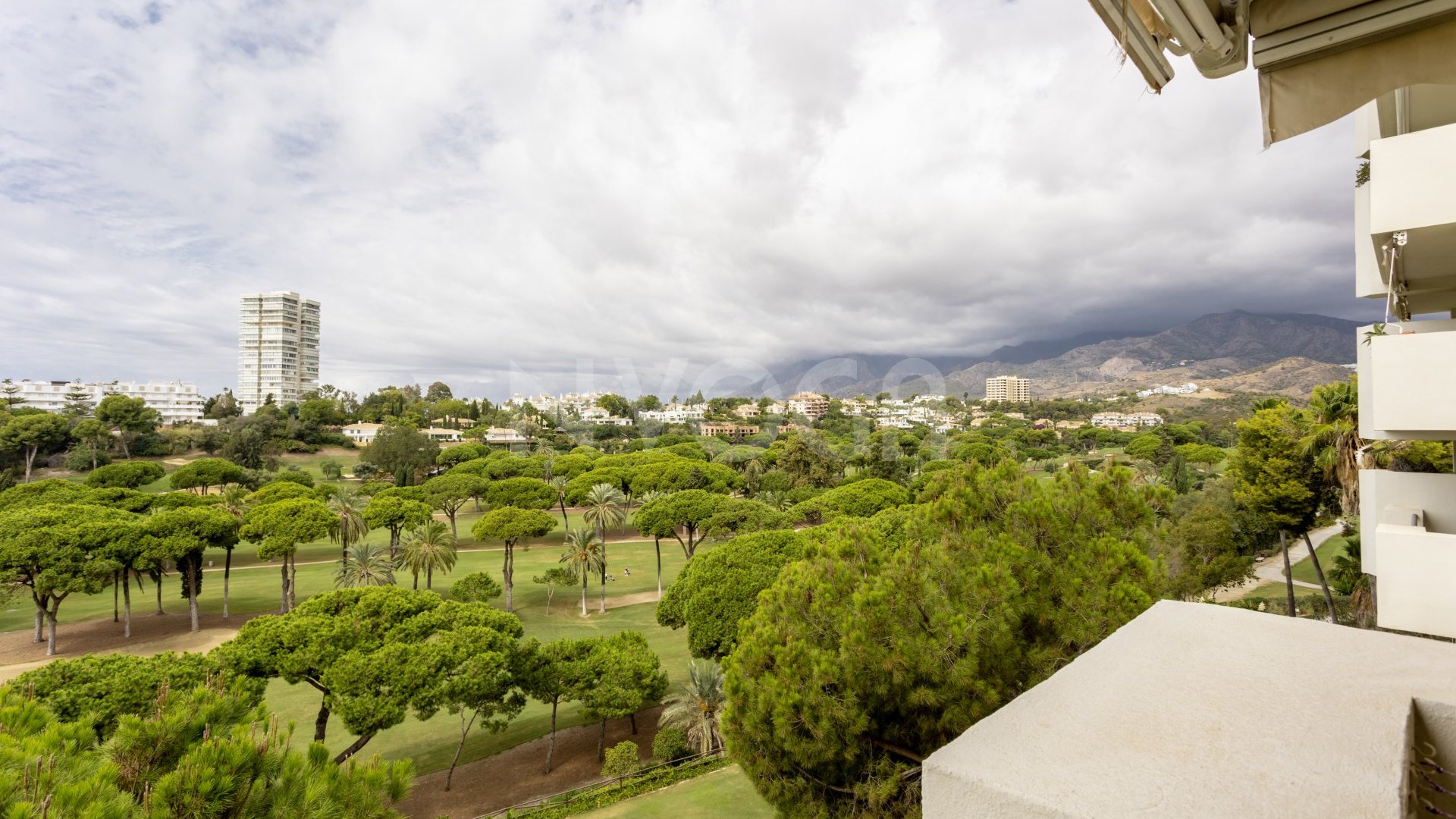 Apartamento en primera línea de golf con vistas panorámicas al mar y montaña (orientación sureste)