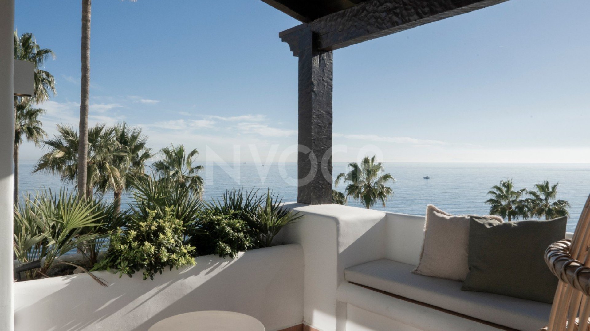 Espectacular Ático Recien Reformado En Primera Línea De Playa Con Vistas Panorámicas Al Mar En Estepona.