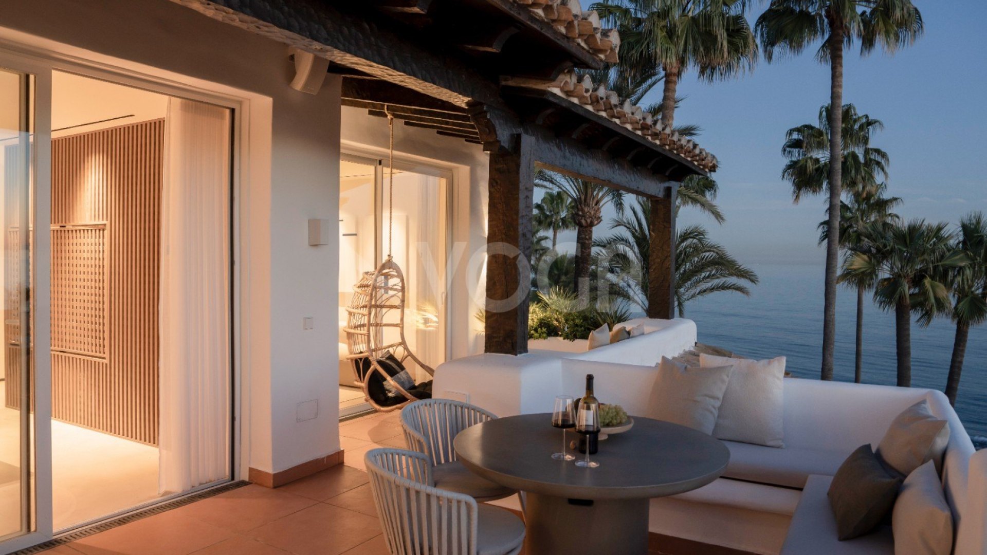 Espectacular Ático Recien Reformado En Primera Línea De Playa Con Vistas Panorámicas Al Mar En Estepona.