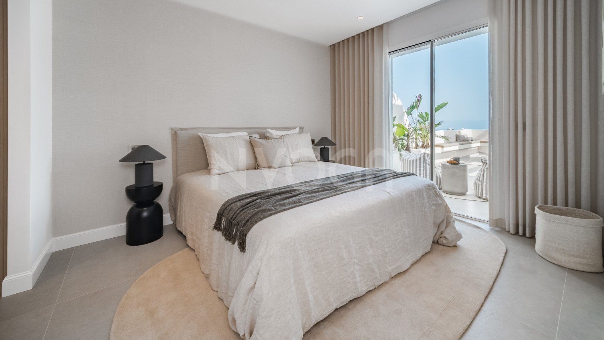 Exclusivo Dúplex Penthouse con Vistas Panorámicas Al Mar y Montaña en Nueva Andalucía