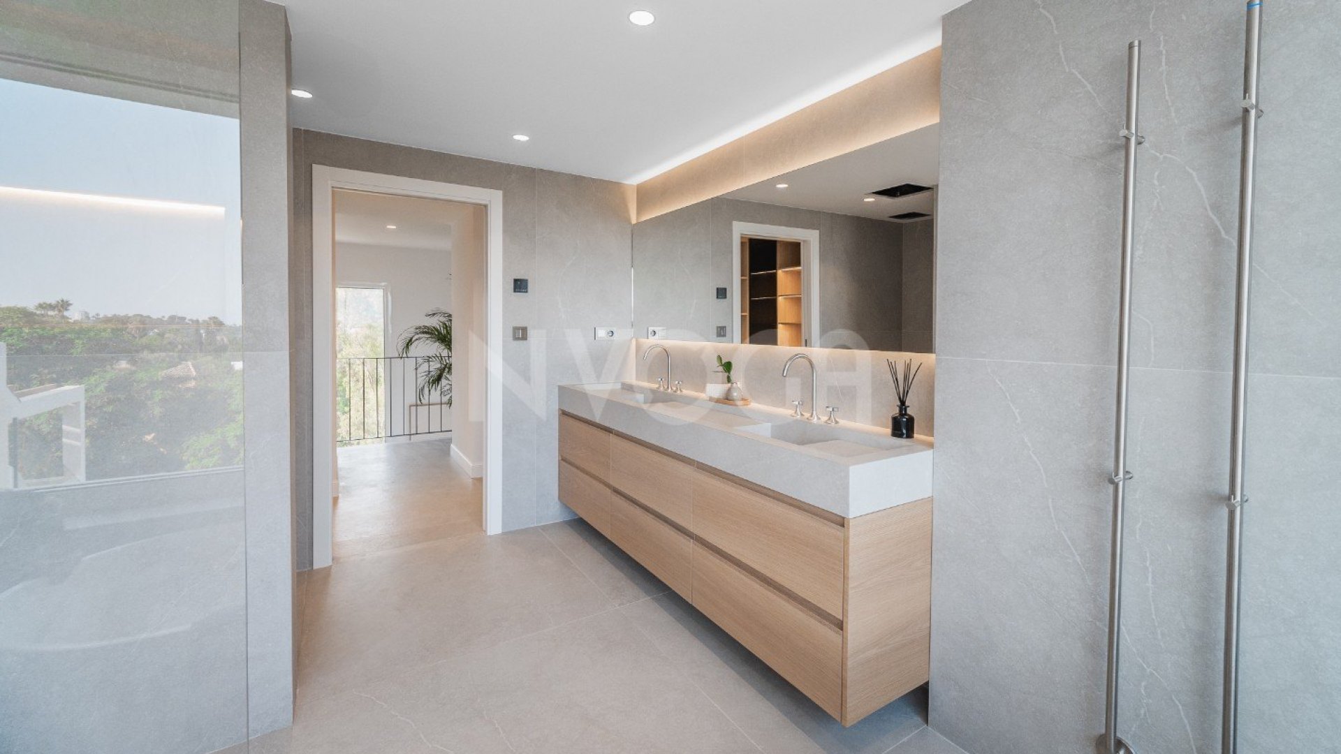 Exclusivo Dúplex Penthouse con Vistas Panorámicas Al Mar y Montaña en Nueva Andalucía
