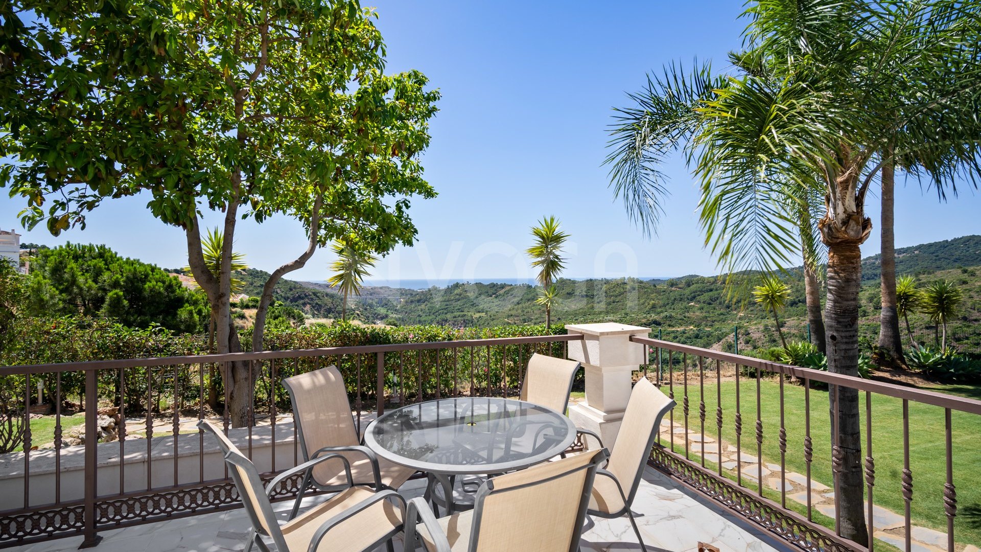 Gorgeous villa located in the heart of Monte Mayor, Benahavis.