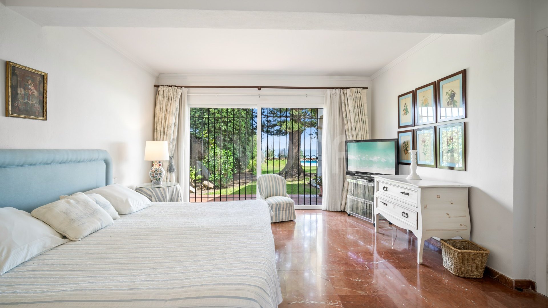 Preciosa villa clásica en primera línea de playa en Estepona