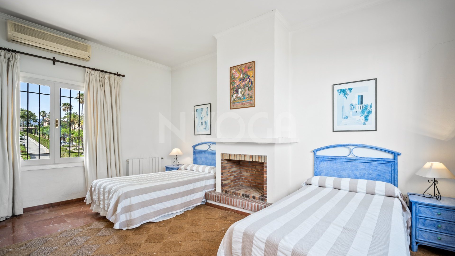 Preciosa villa clásica en primera línea de playa en Estepona