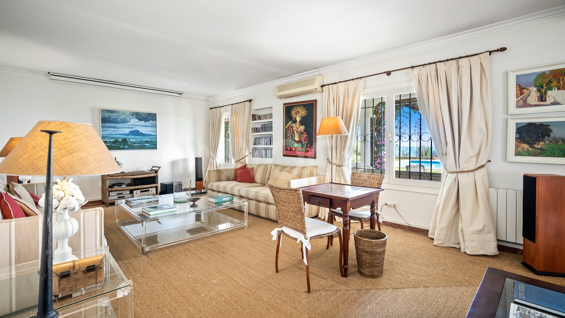 Preciosa villa clásica en primera línea de playa en Estepona