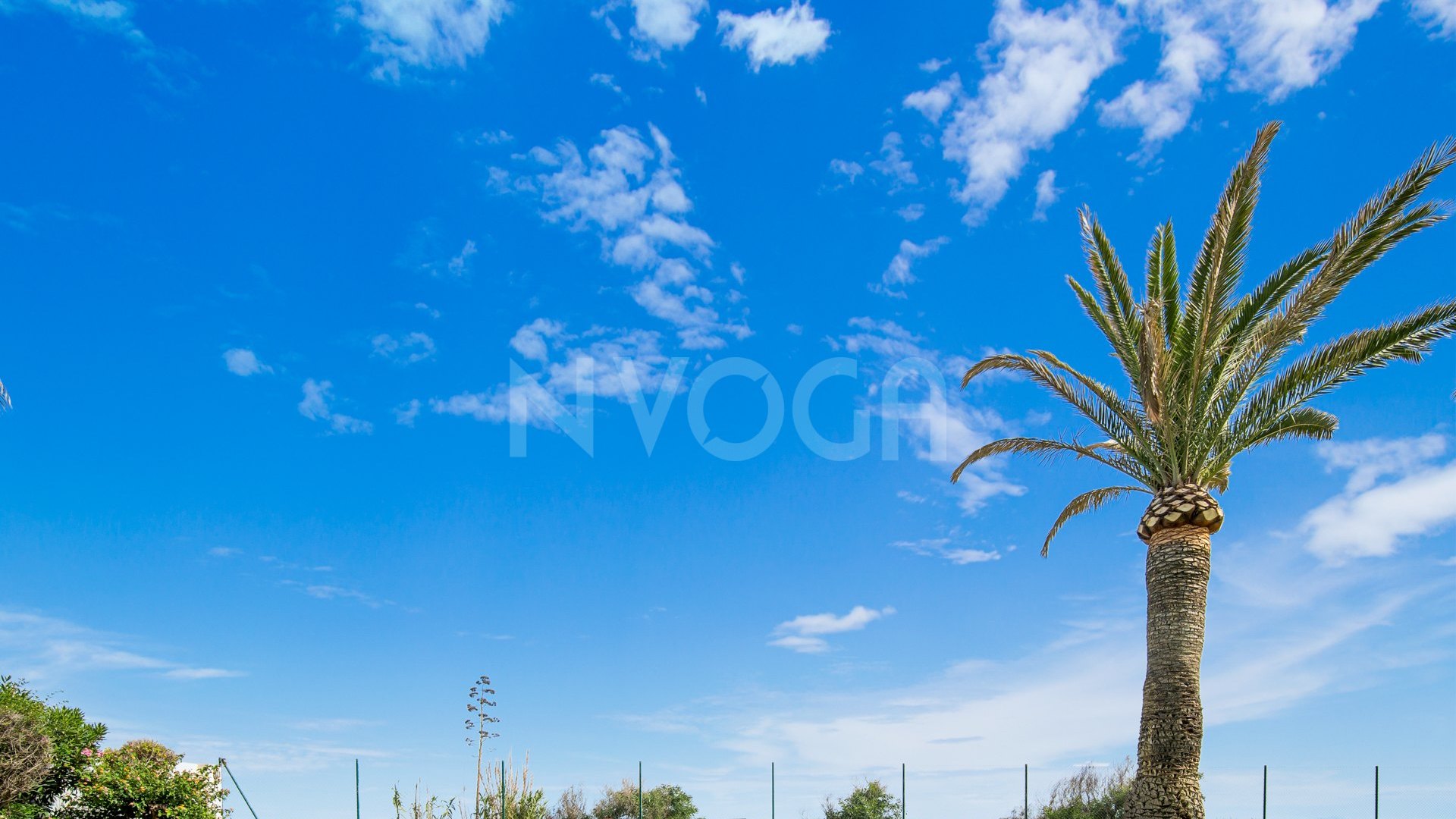 Preciosa villa clásica en primera línea de playa en Estepona