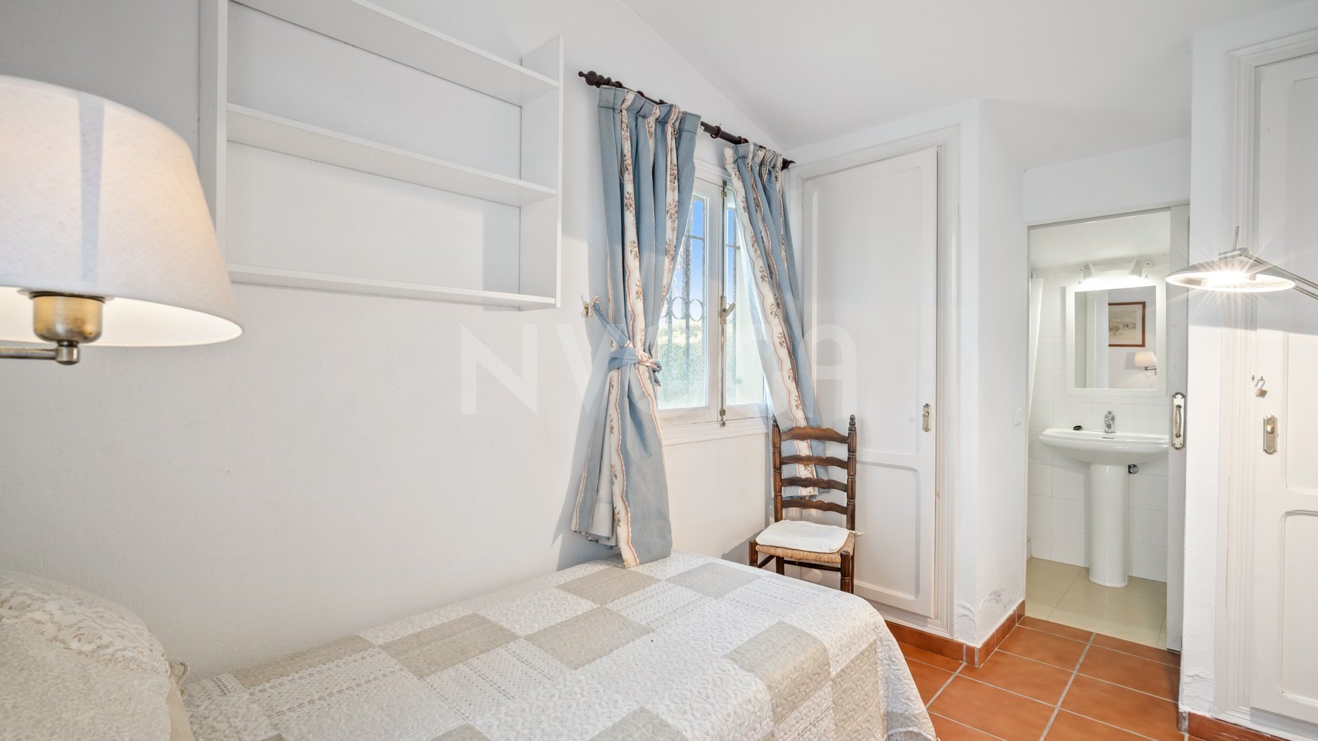 Preciosa villa clásica en primera línea de playa en Estepona