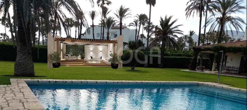 Preciosa villa clásica en primera línea de playa en Estepona