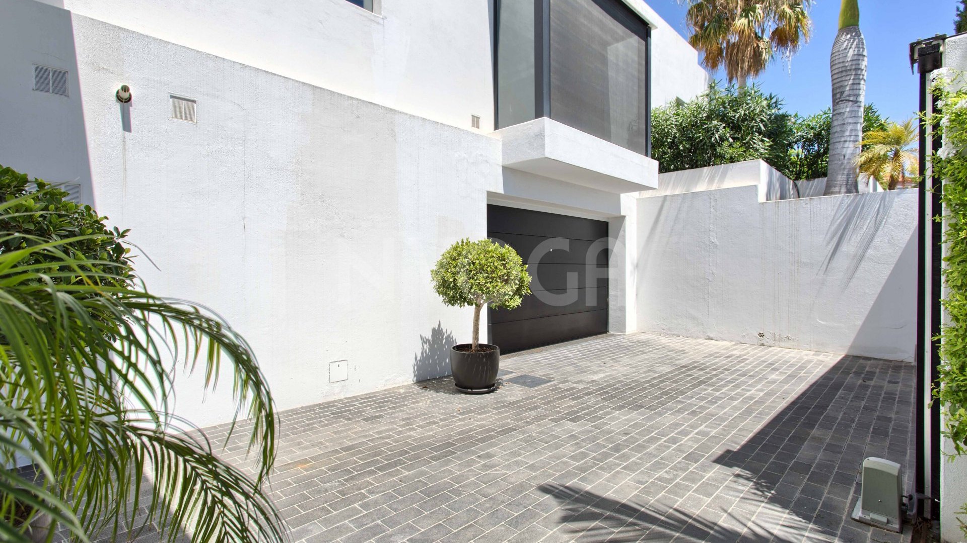 Preciosa villa contemporánea situada en el corazón de Benahavís