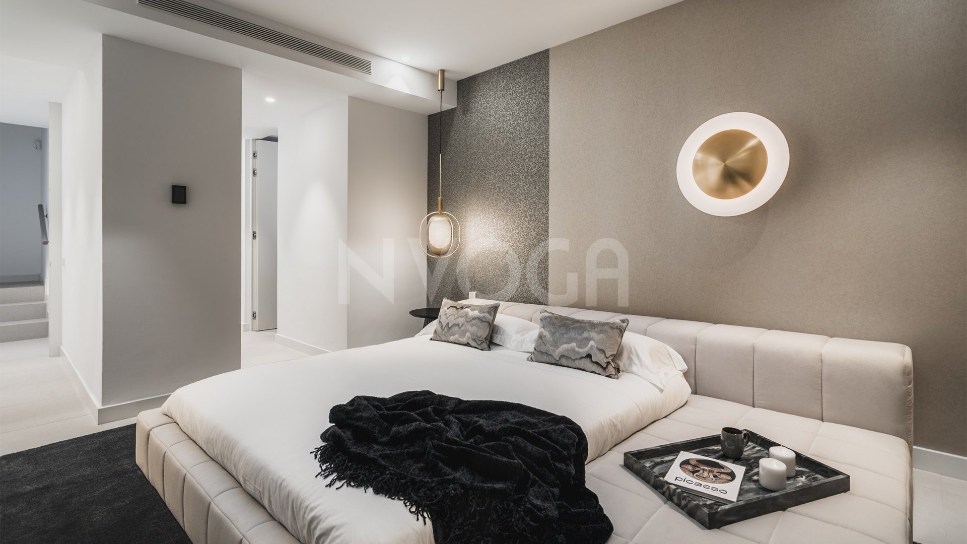 Luxury villa in a gated community in 'El Paraíso' (Benahavis)