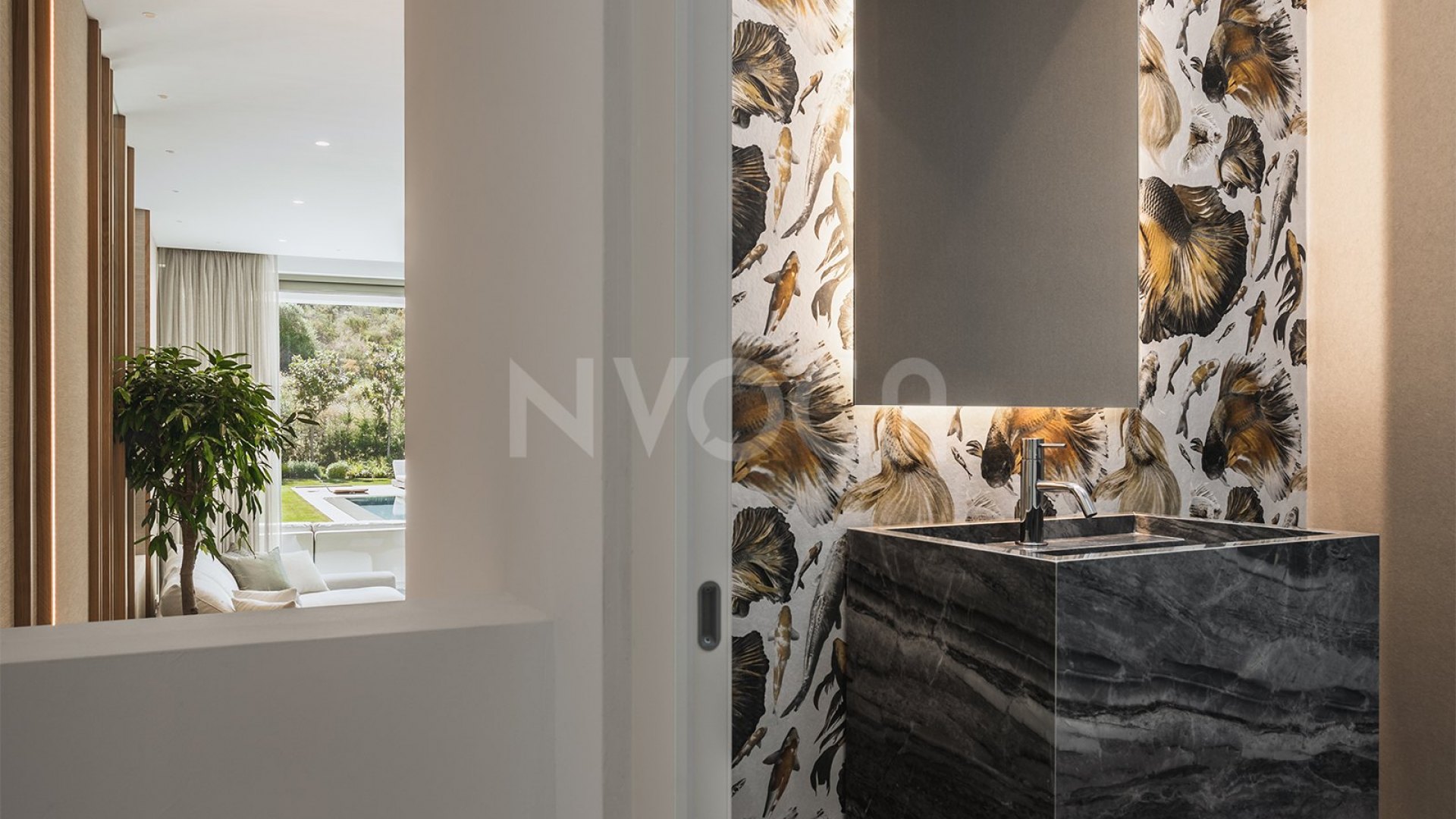 Luxury villa in a gated community in 'El Paraíso' (Benahavis)