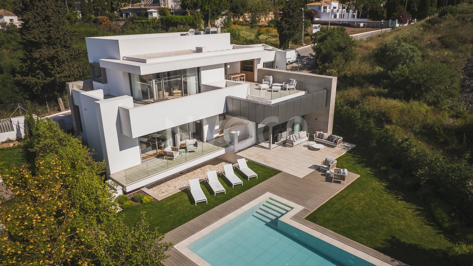 Luxury villa in a gated community in 'El Paraíso' (Benahavis)