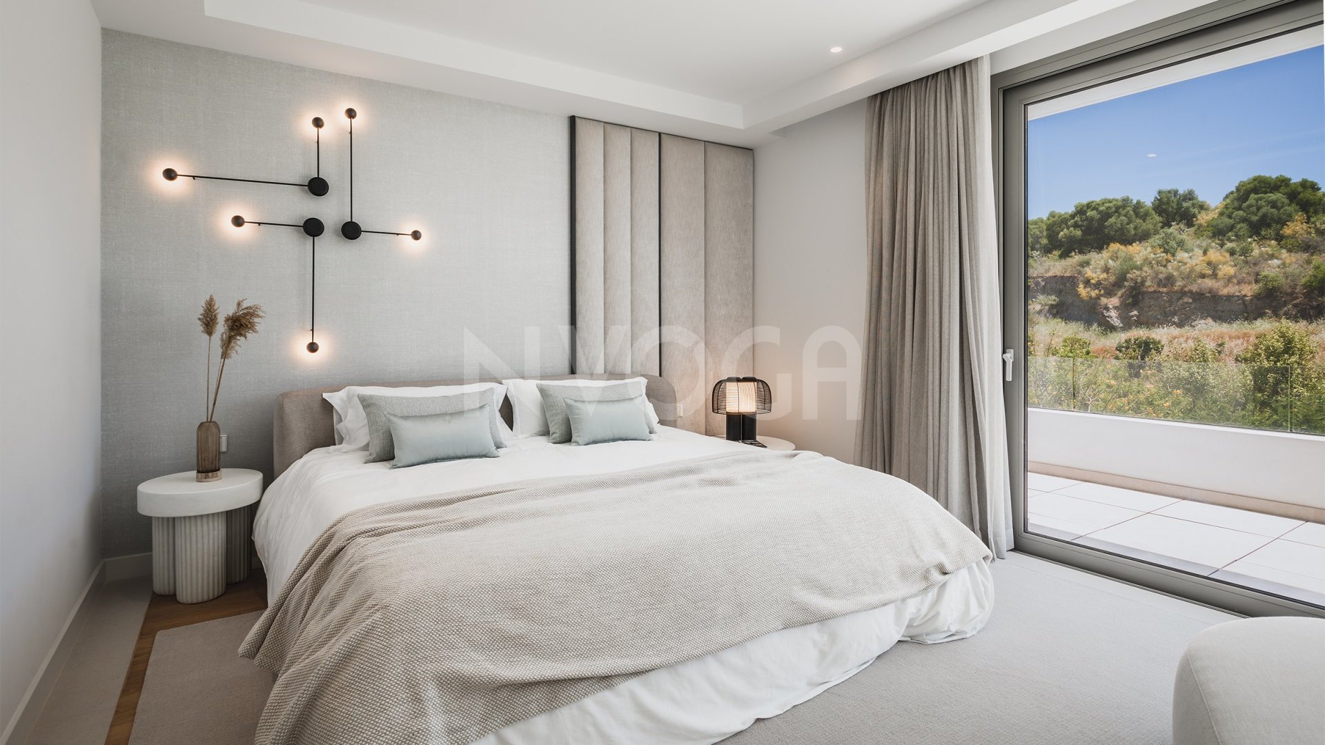 Luxury villa in a gated community in 'El Paraíso' (Benahavis)