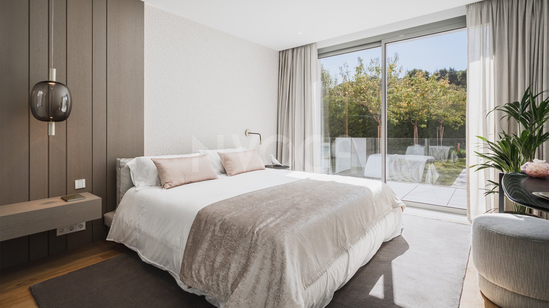 Luxury villa in a gated community in 'El Paraíso' (Benahavis)