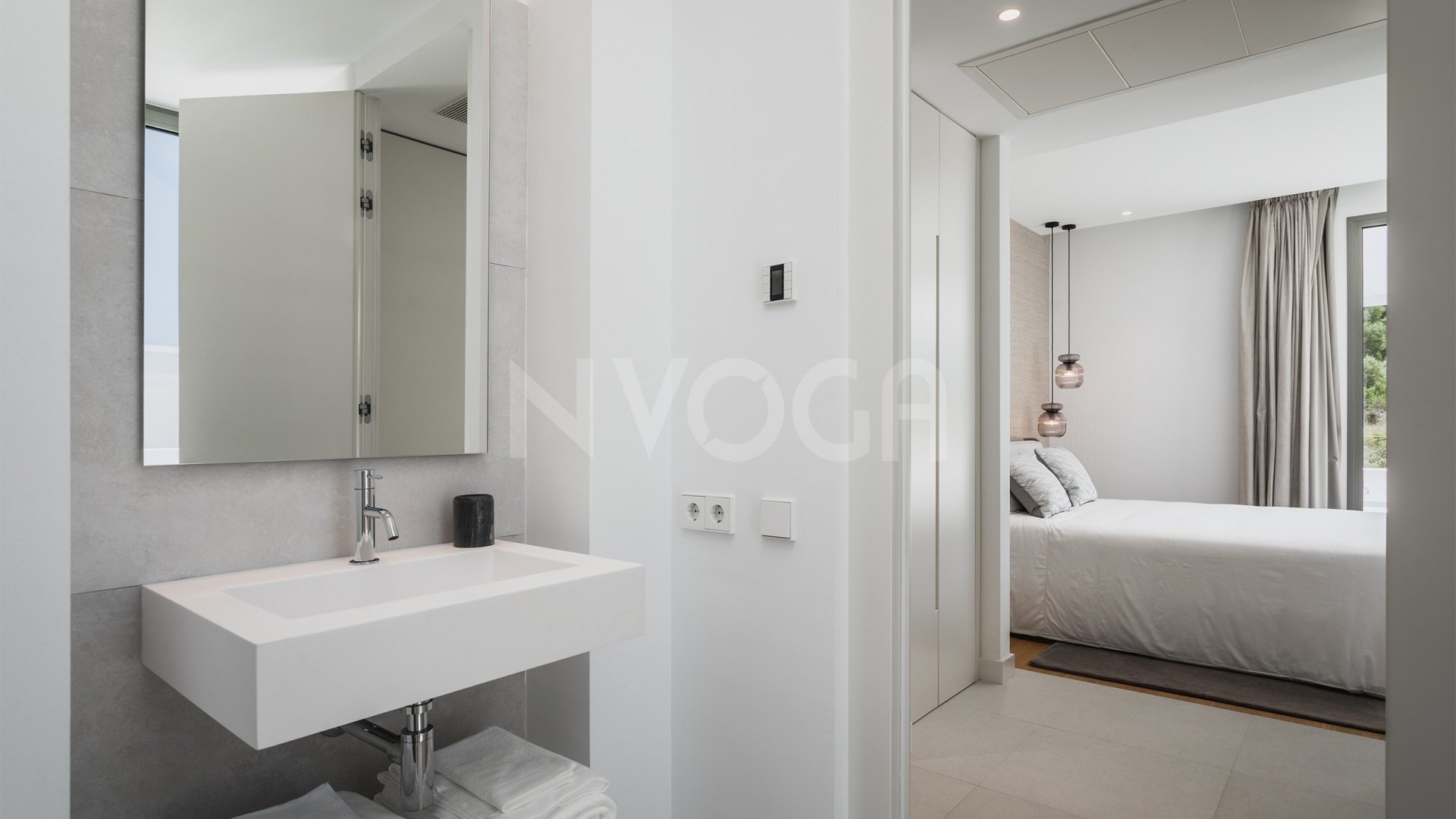 Luxury villa in a gated community in 'El Paraíso' (Benahavis)