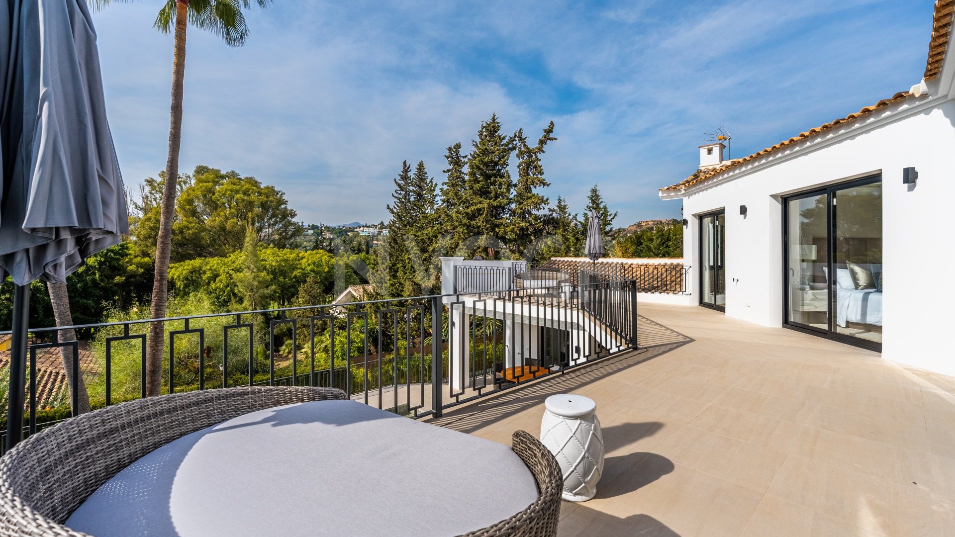 Lovely contemporary villa on El Paraiso, the New Golden Mile of Estepona