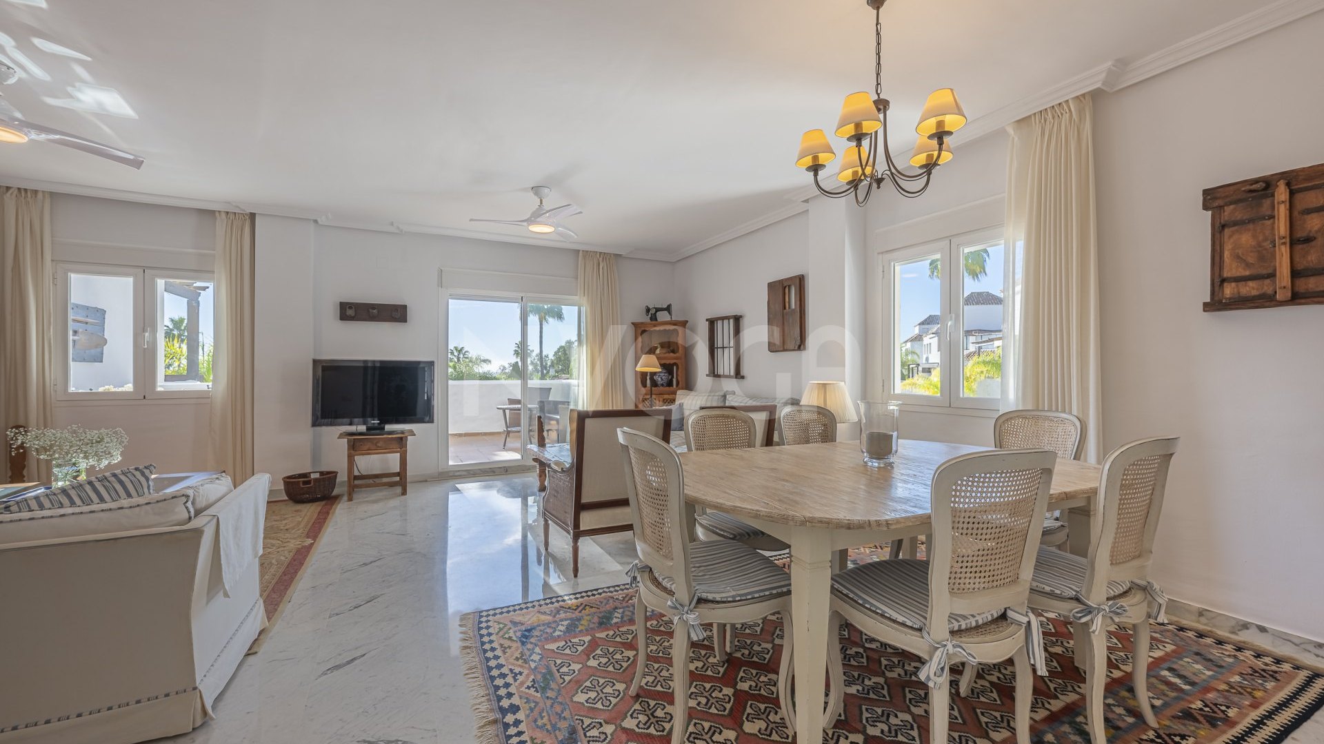 Fabuloso apartamento a pie de playa, en Bahia de Marbella, Marbella Este
