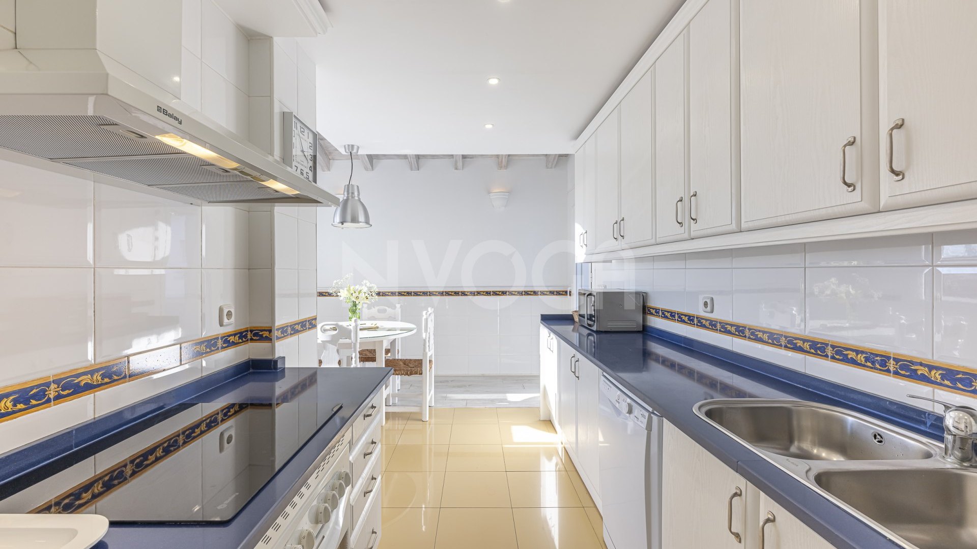 Fabuloso apartamento a pie de playa, en Bahia de Marbella, Marbella Este