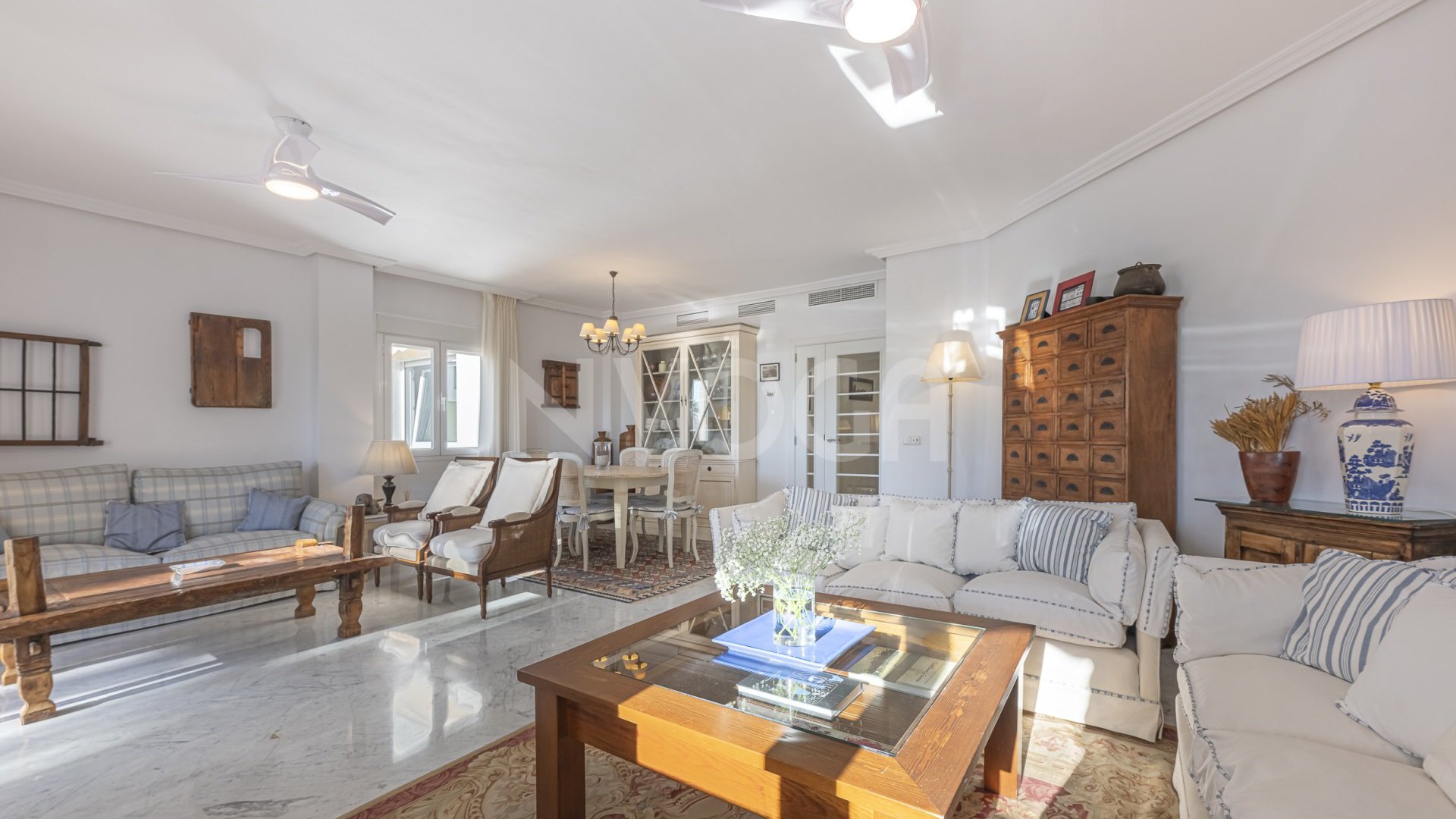 Fabuloso apartamento a pie de playa, en Bahia de Marbella, Marbella Este