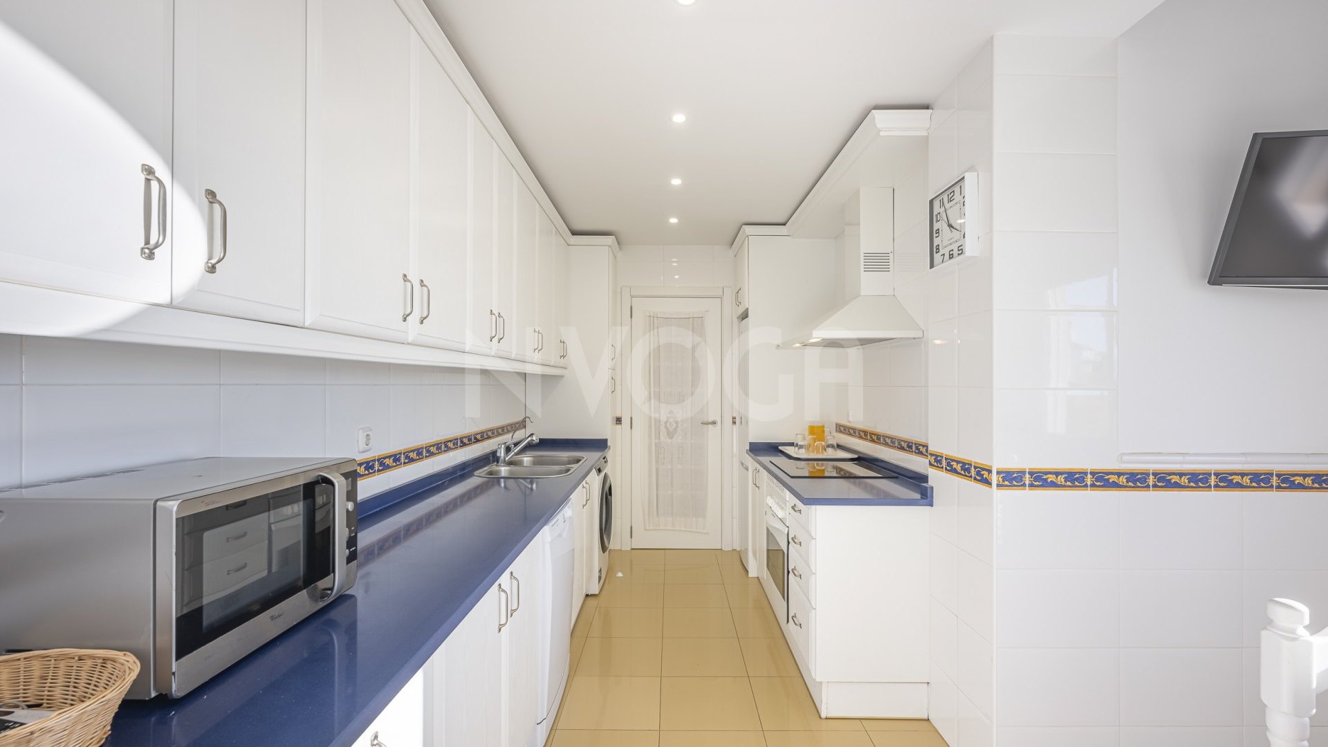 Fabuloso apartamento a pie de playa, en Bahia de Marbella, Marbella Este