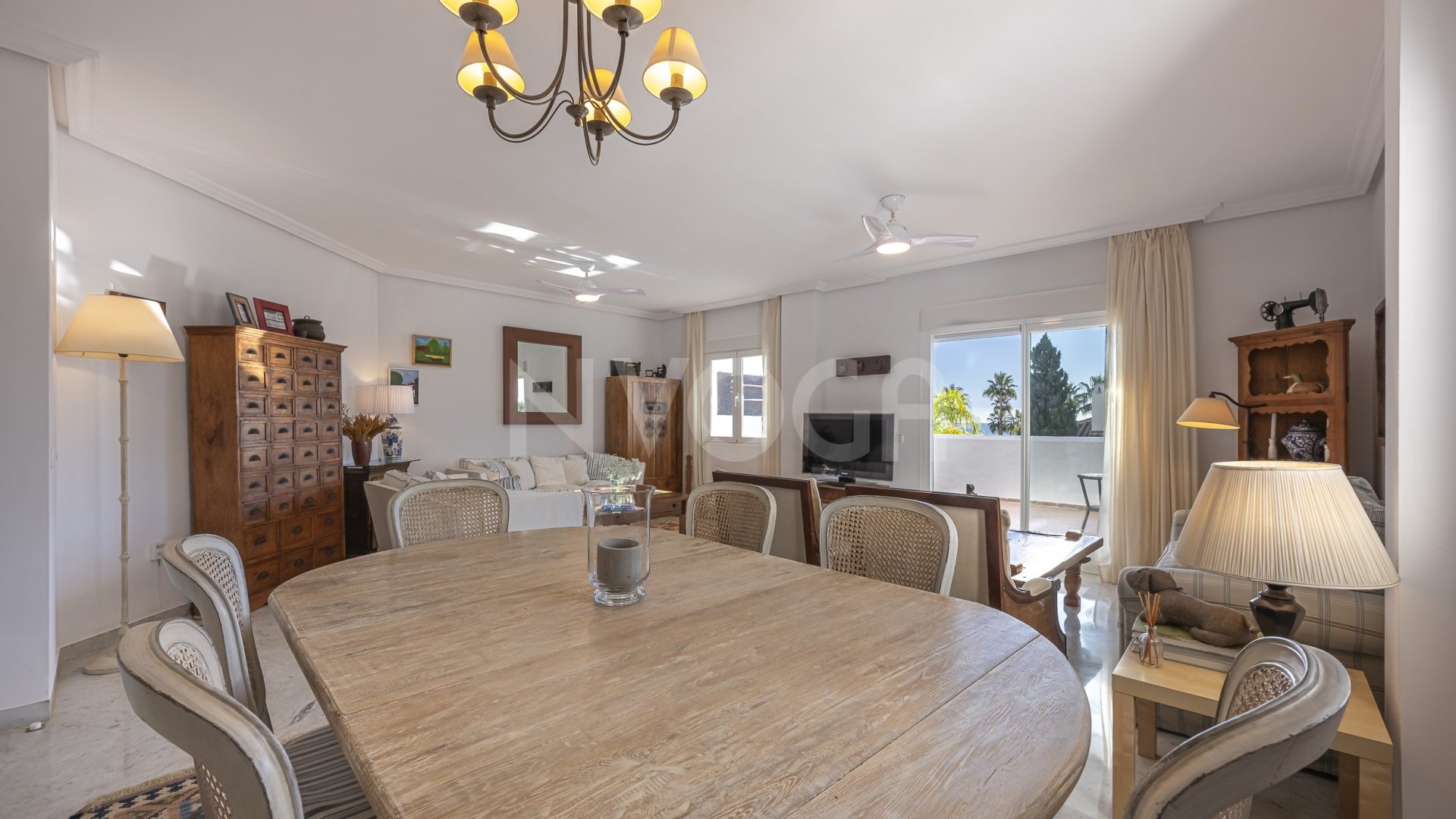 Fabuloso apartamento a pie de playa, en Bahia de Marbella, Marbella Este