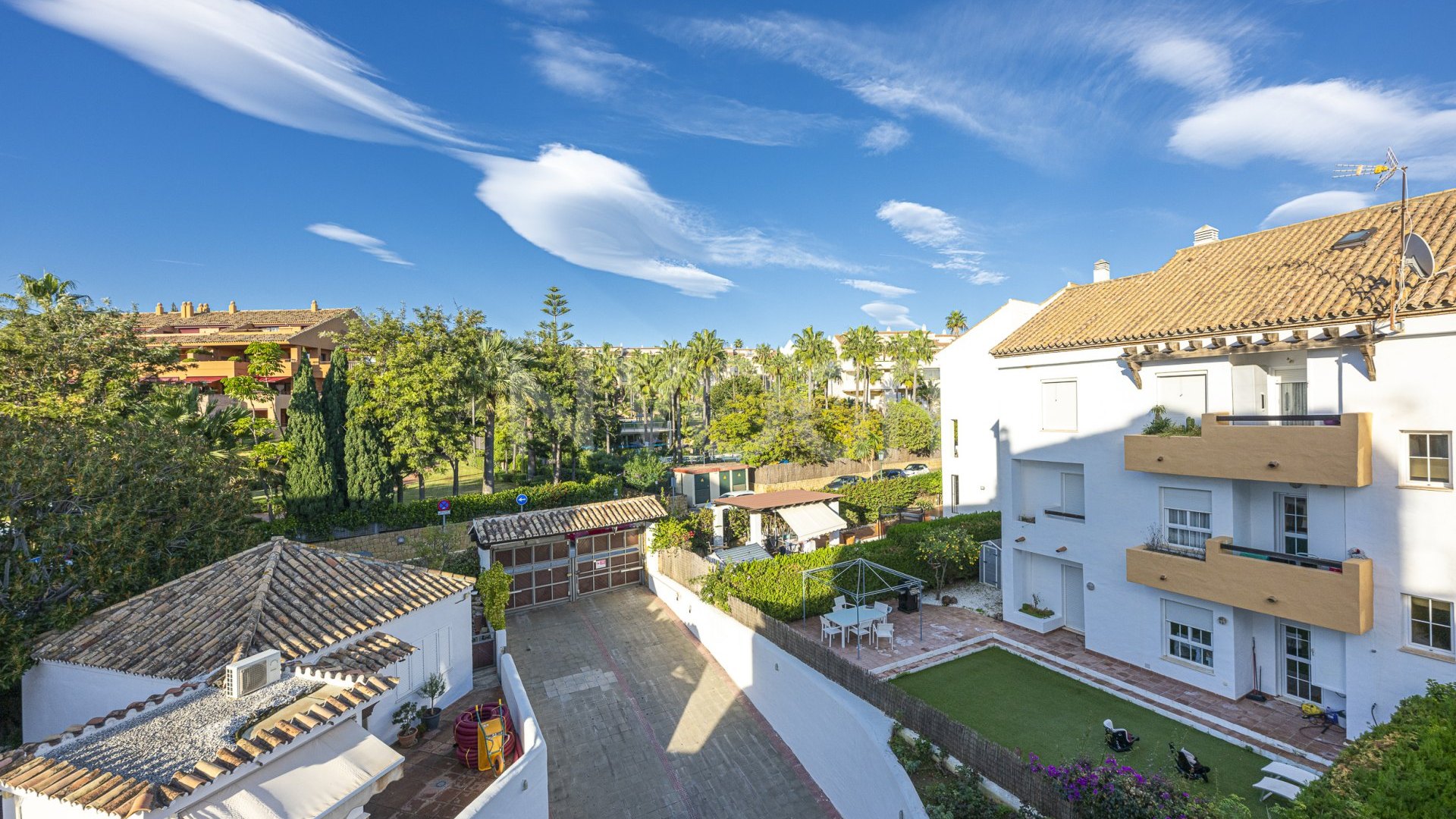 Fabuloso apartamento a pie de playa, en Bahia de Marbella, Marbella Este