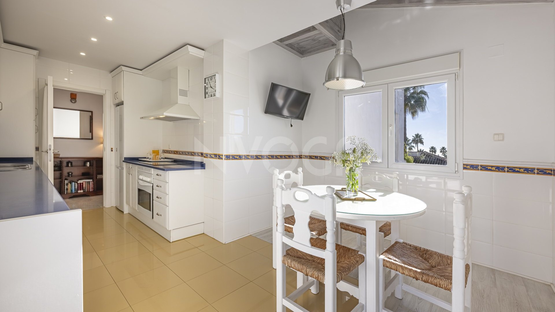Fabuloso apartamento a pie de playa, en Bahia de Marbella, Marbella Este