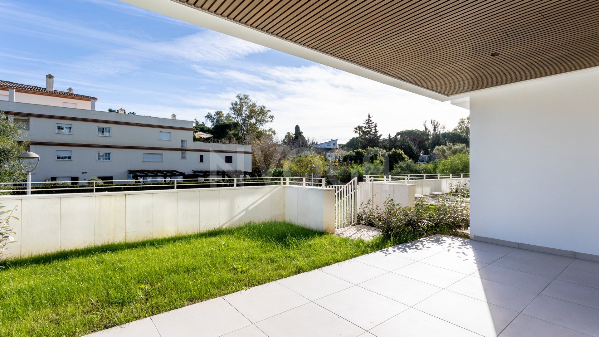A un paso del mar en Elviria Playa, apartamento en Planta Baja en Residencial Estrella del Mar, Marbella