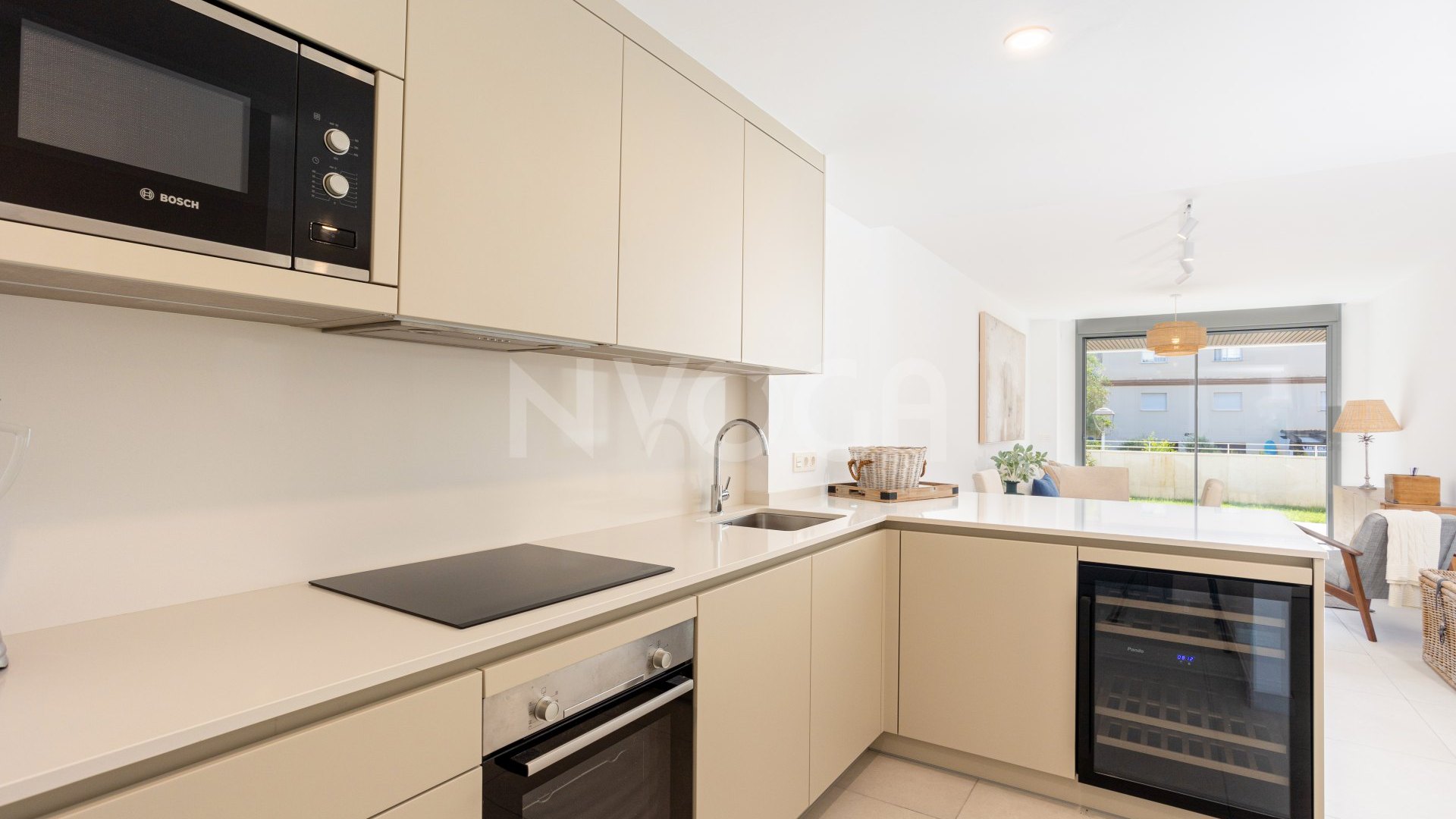 A un paso del mar en Elviria Playa, apartamento en Planta Baja en Residencial Estrella del Mar, Marbella