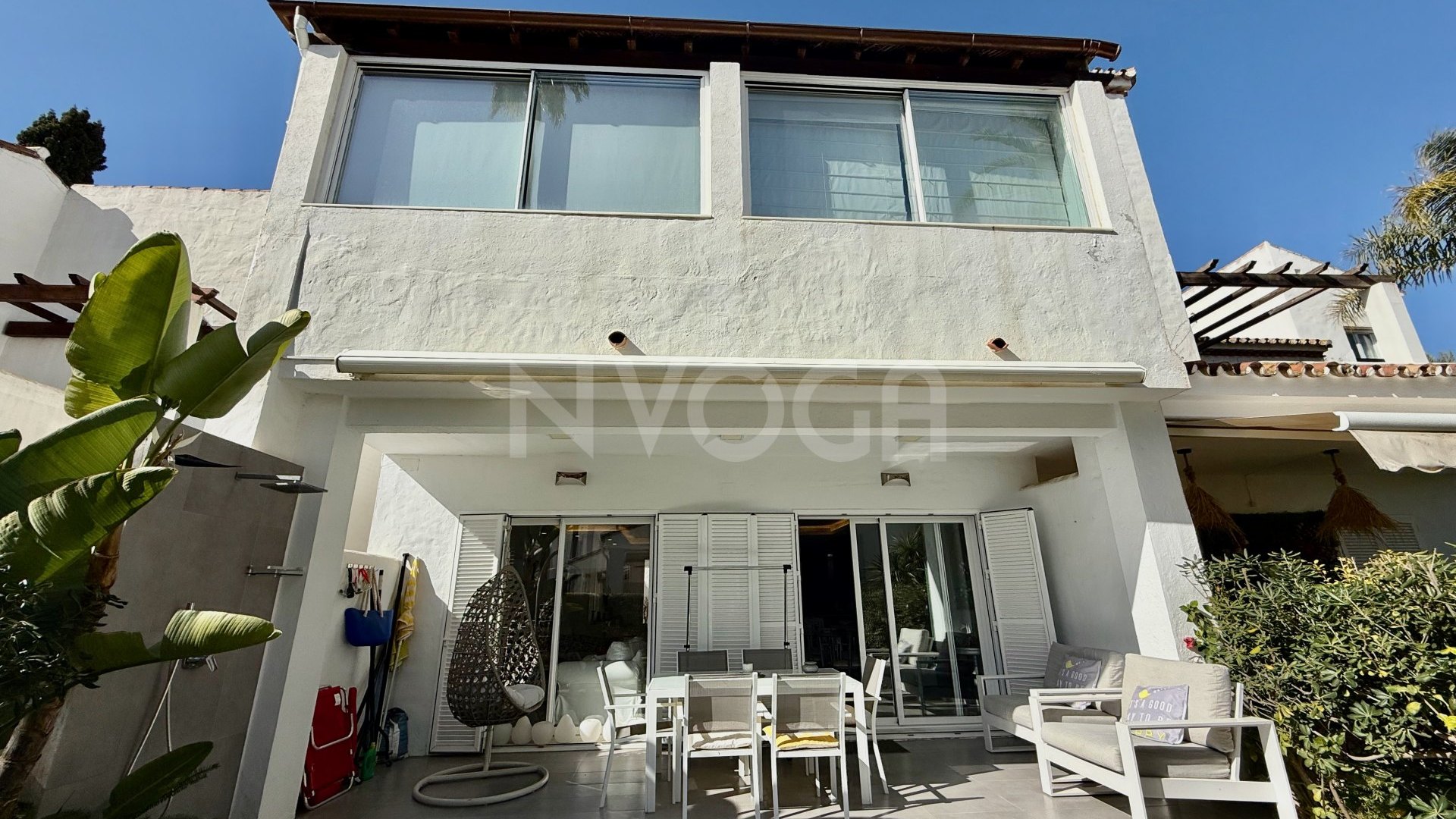 Magnifica casa adosada en primera linea de playa, ubicada en Bahia de Marbella, Marbella Este