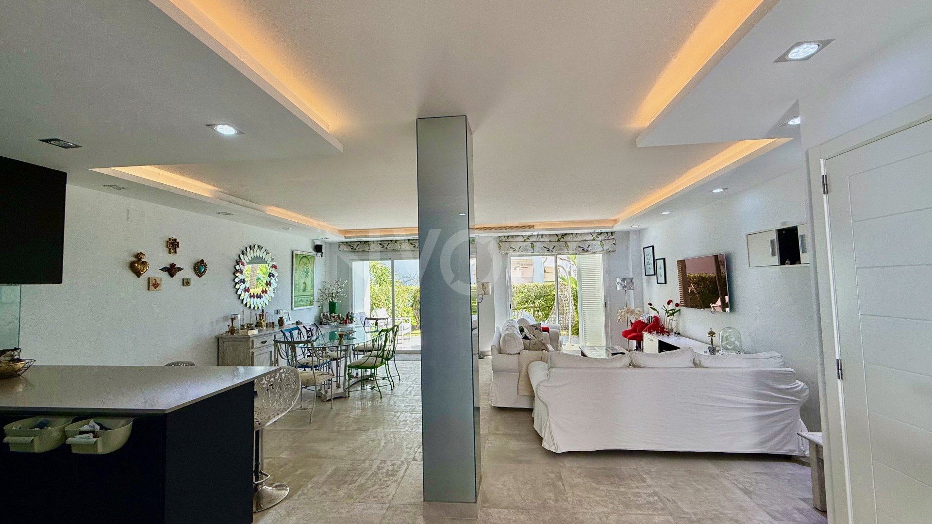 Magnifica casa adosada en primera linea de playa, ubicada en Bahia de Marbella, Marbella Este