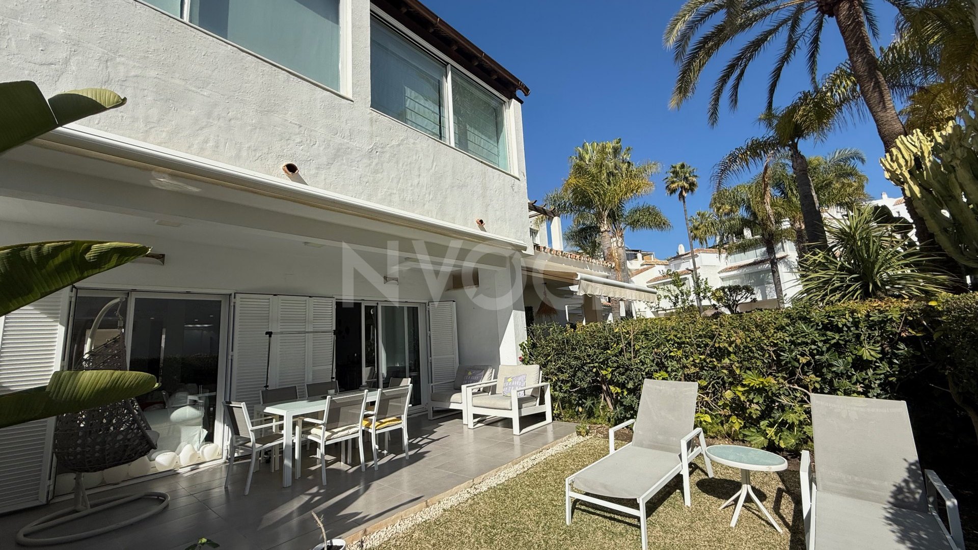 Magnifica casa adosada en primera linea de playa, ubicada en Bahia de Marbella, Marbella Este