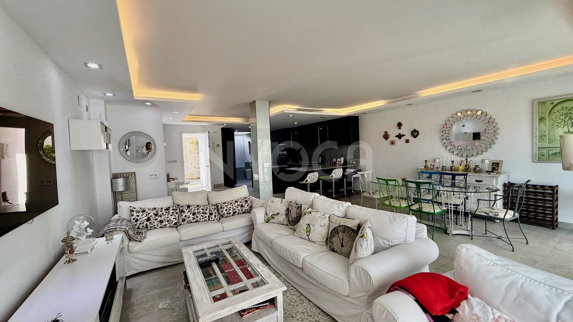 Magnifica casa adosada en primera linea de playa, ubicada en Bahia de Marbella, Marbella Este