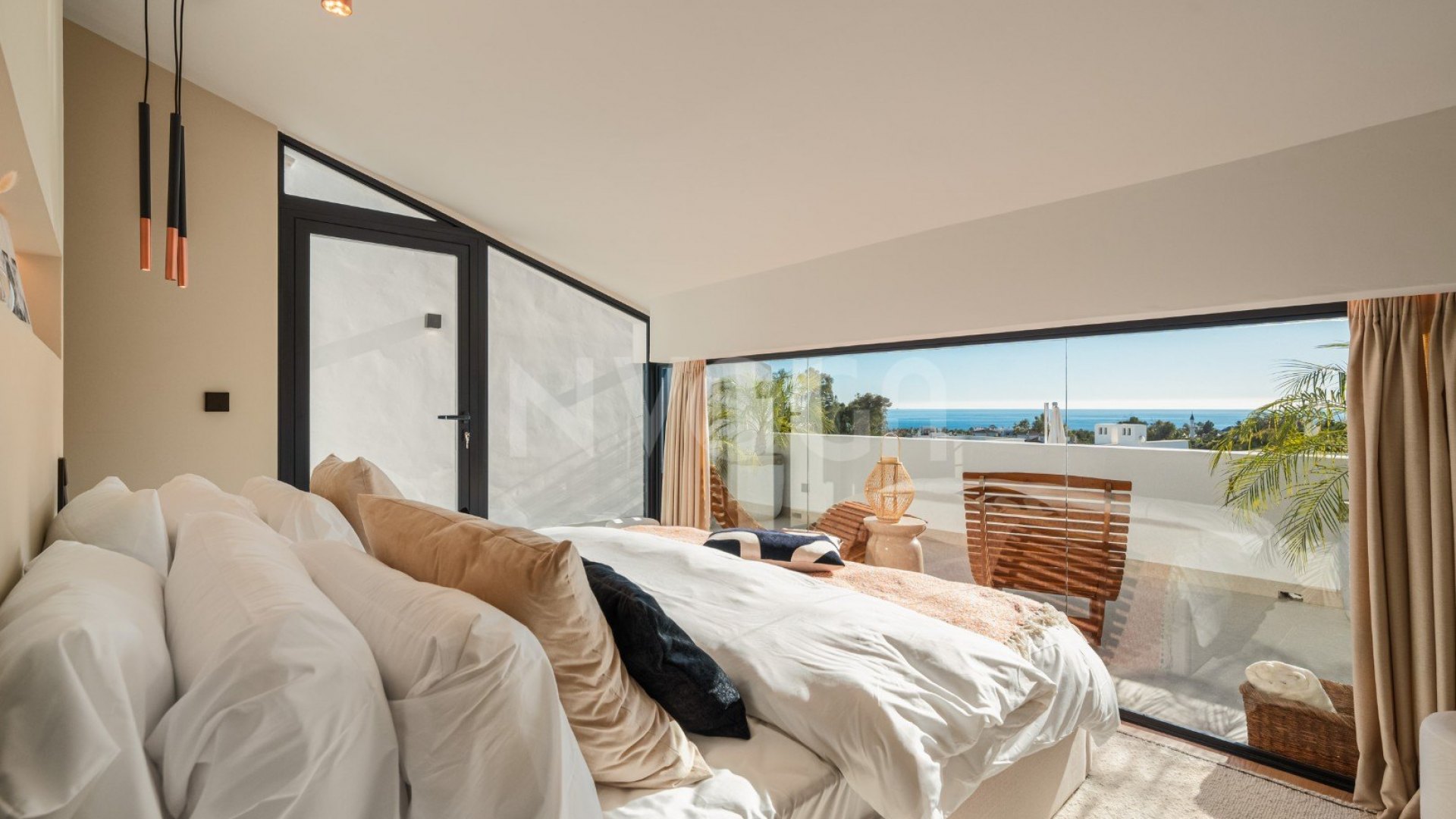 Luxury newly renovated villa located in Altos de Puente Romano.
