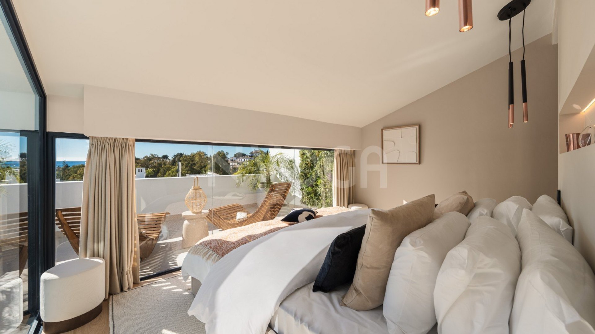 Luxury newly renovated villa located in Altos de Puente Romano.