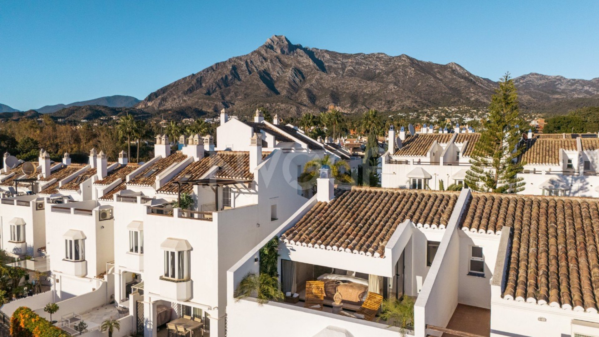 Luxury newly renovated villa located in Altos de Puente Romano.