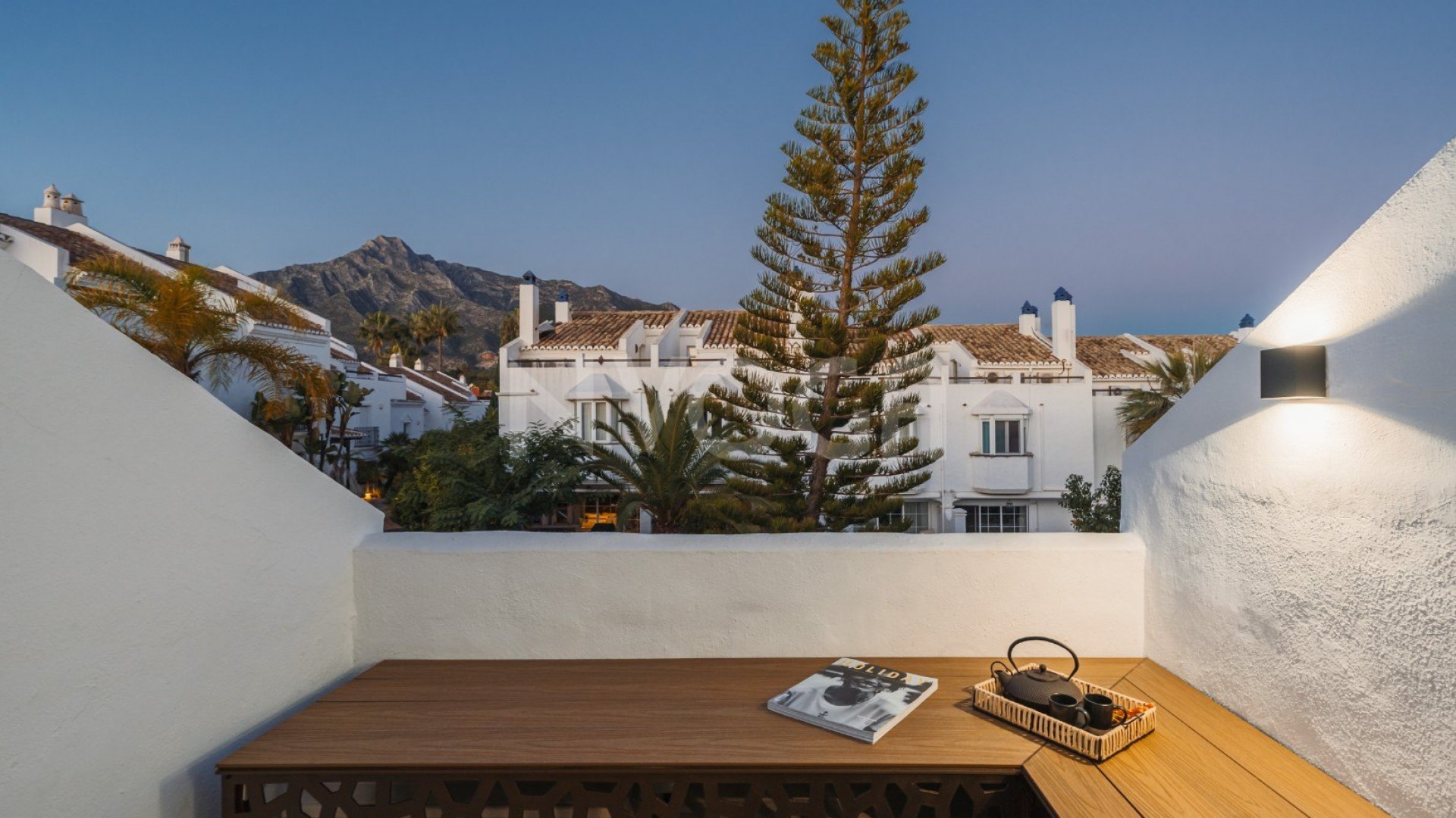 Luxury newly renovated villa located in Altos de Puente Romano.