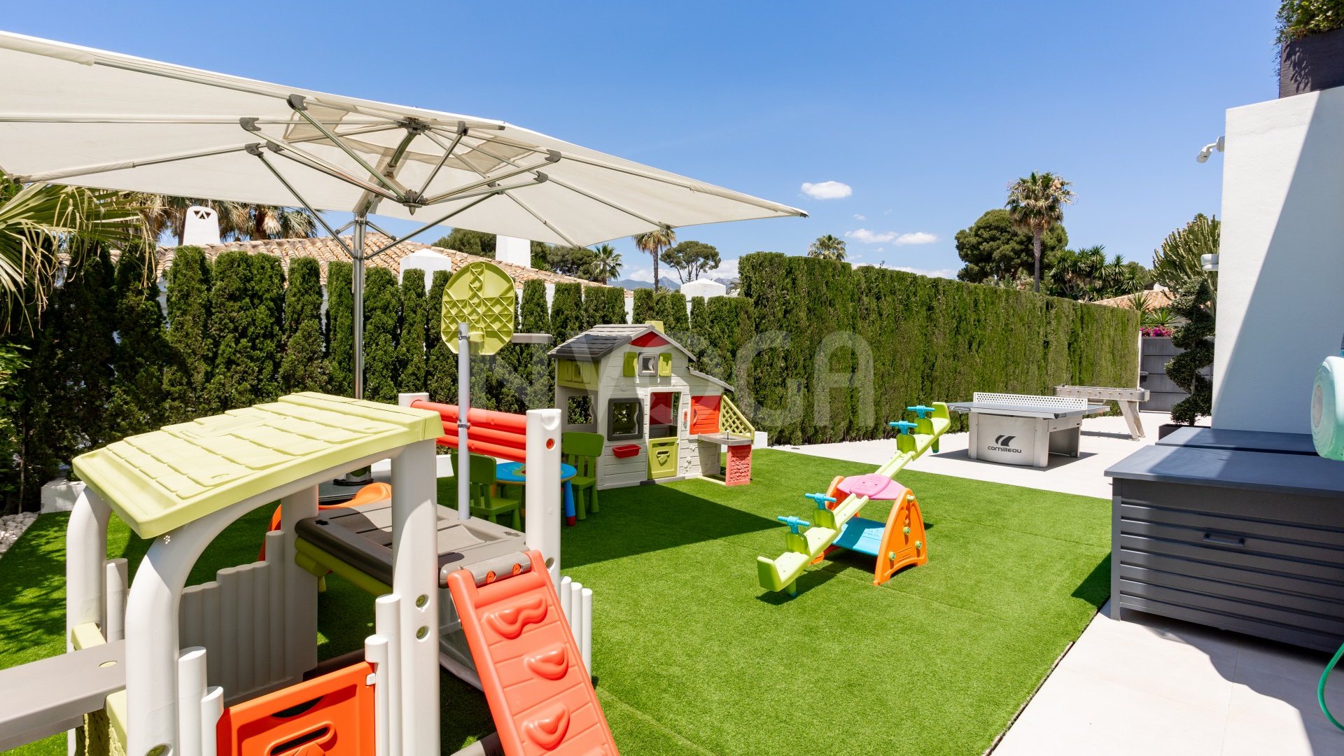 Spectacular villa with sea views located in Los Monteros, one of the most exclusive areas of Marbella.