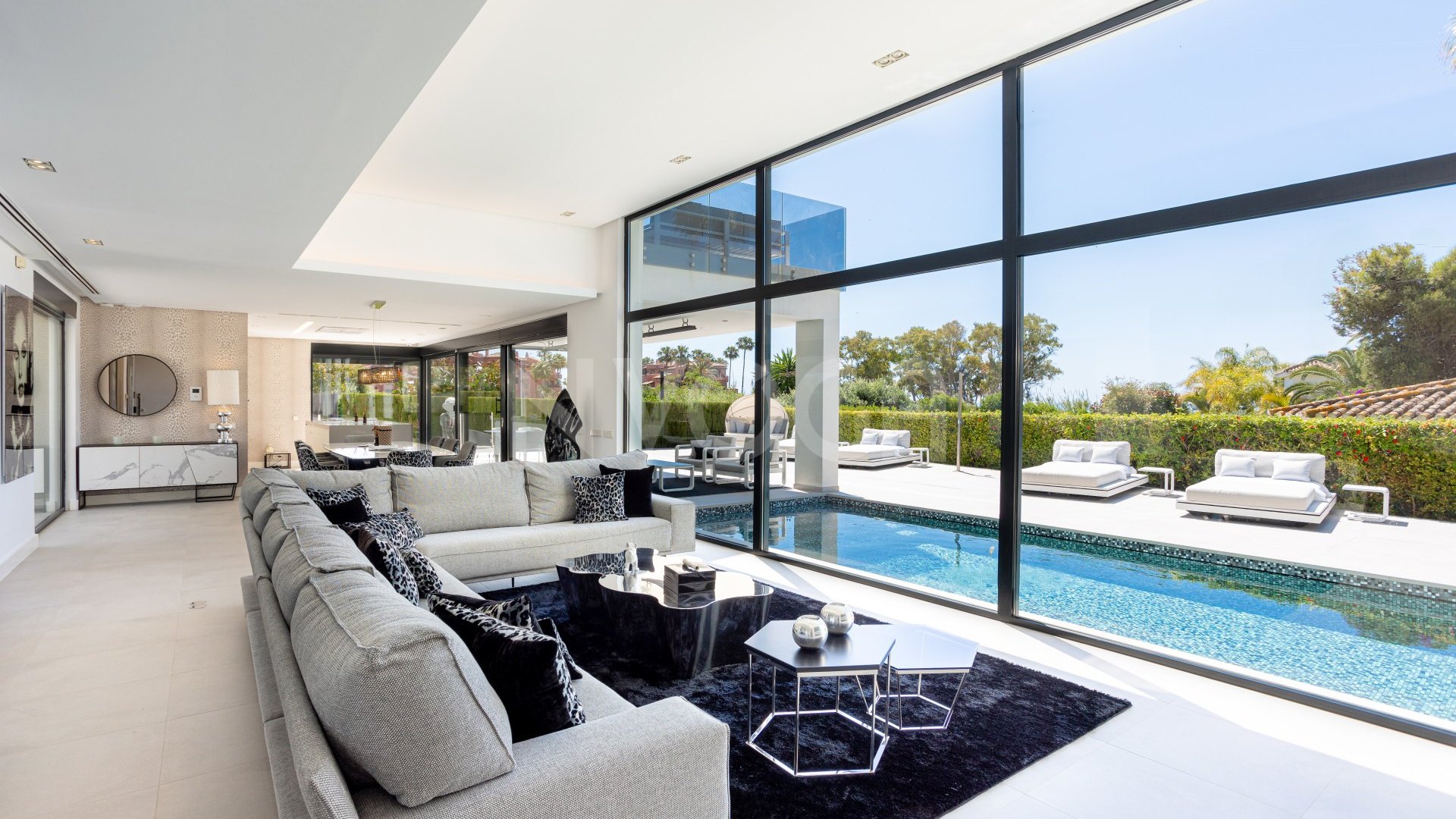 Spectacular villa with sea views located in Los Monteros, one of the most exclusive areas of Marbella.
