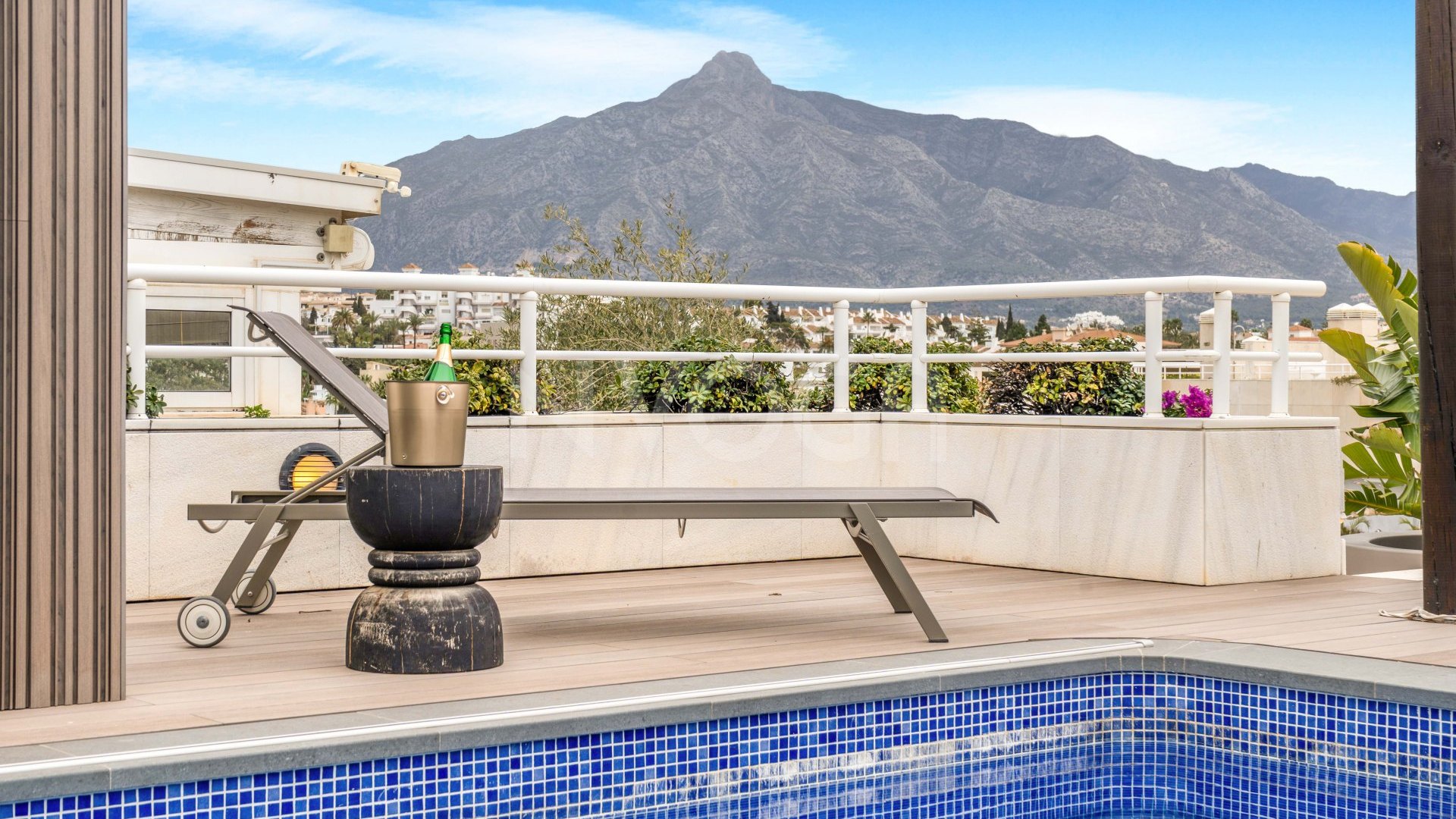 Stunning fully refurbished duplex penthouse in Puerto Banús.