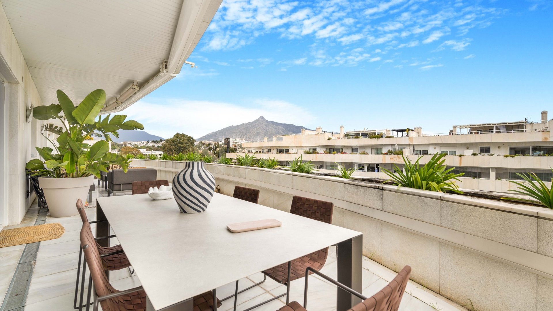 Stunning fully refurbished duplex penthouse in Puerto Banús.