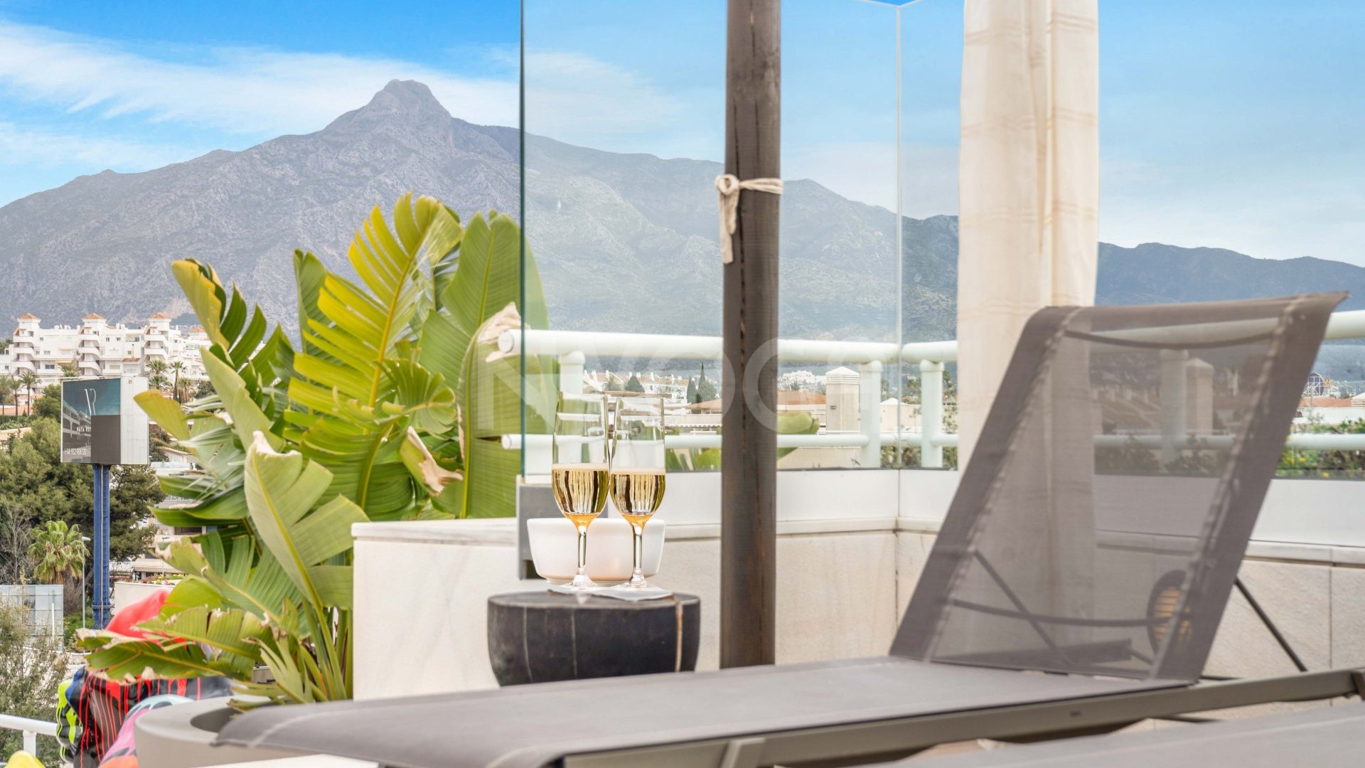 Stunning fully refurbished duplex penthouse in Puerto Banús.