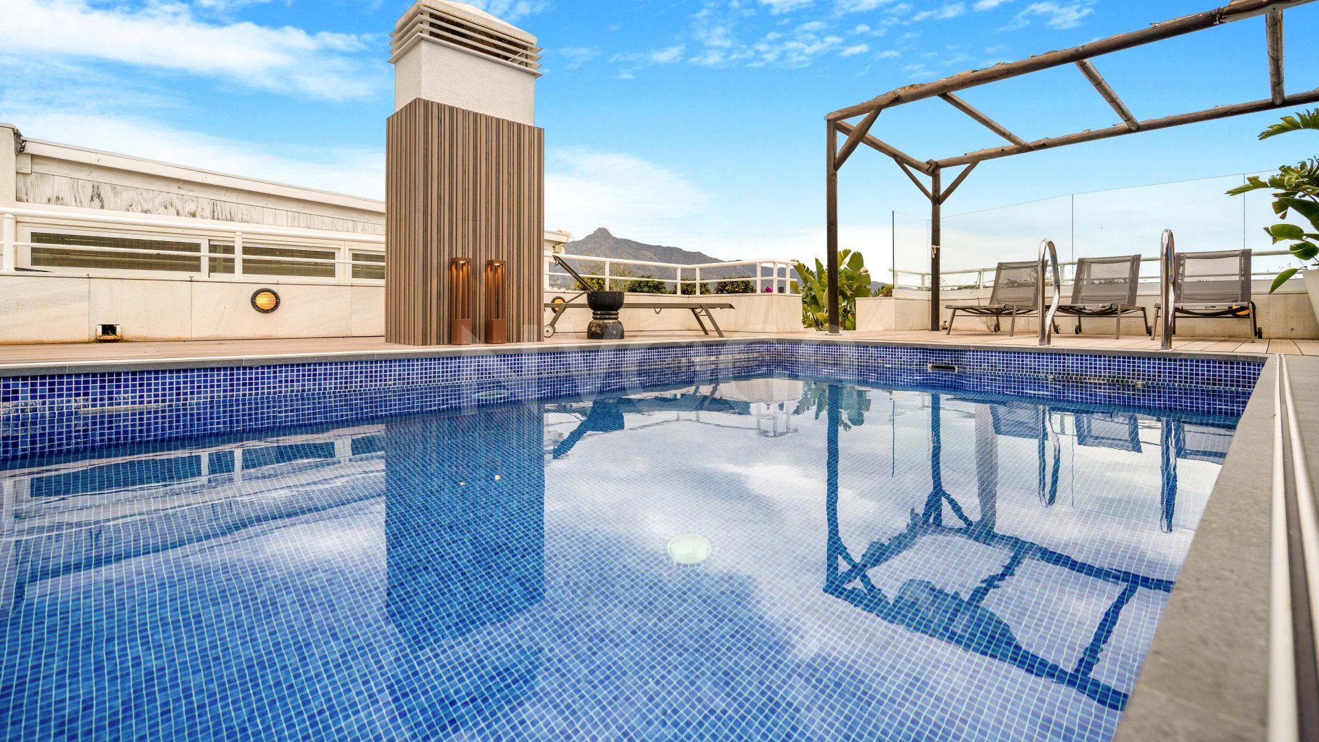 Stunning fully refurbished duplex penthouse in Puerto Banús.