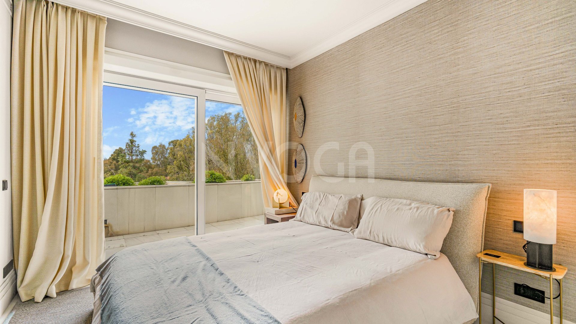 Stunning fully refurbished duplex penthouse in Puerto Banús.