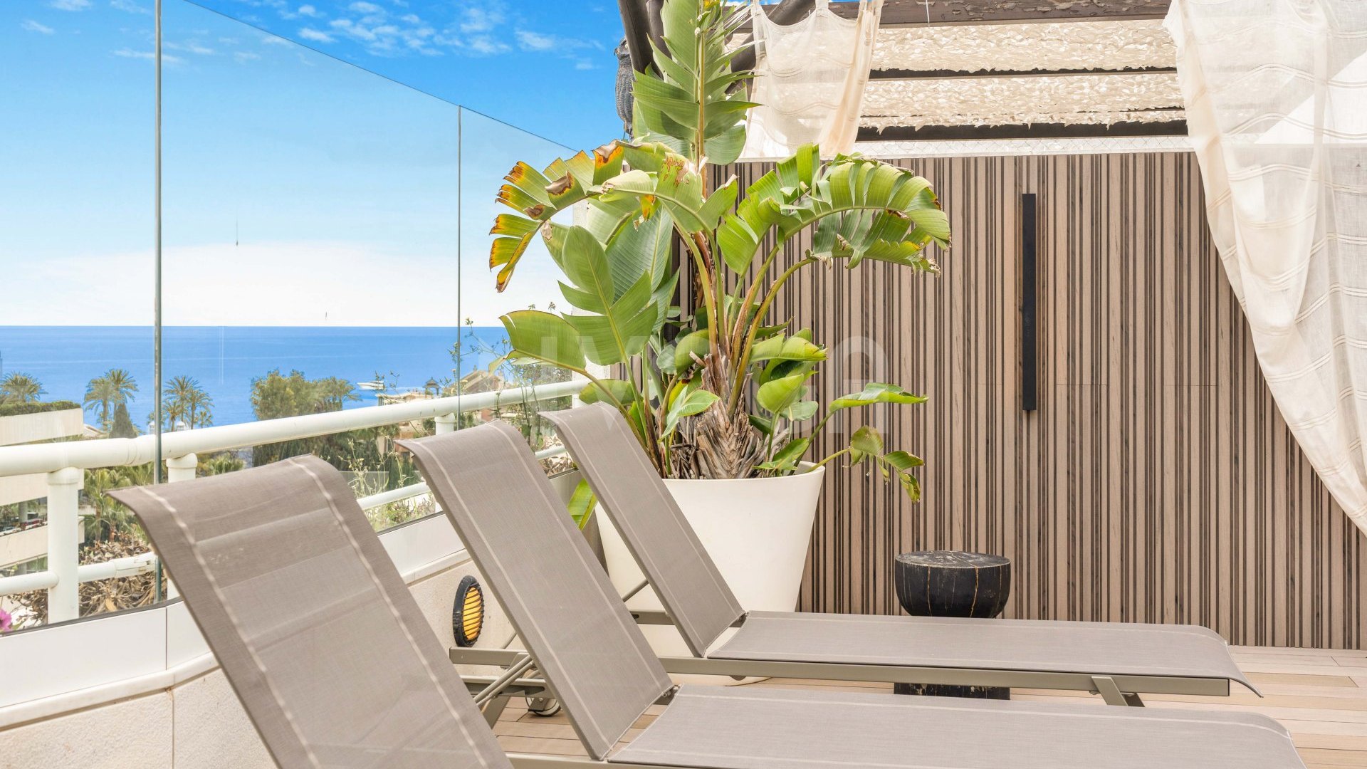 Stunning fully refurbished duplex penthouse in Puerto Banús.
