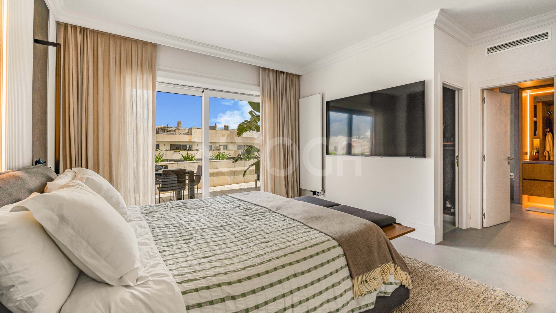 Stunning fully refurbished duplex penthouse in Puerto Banús.