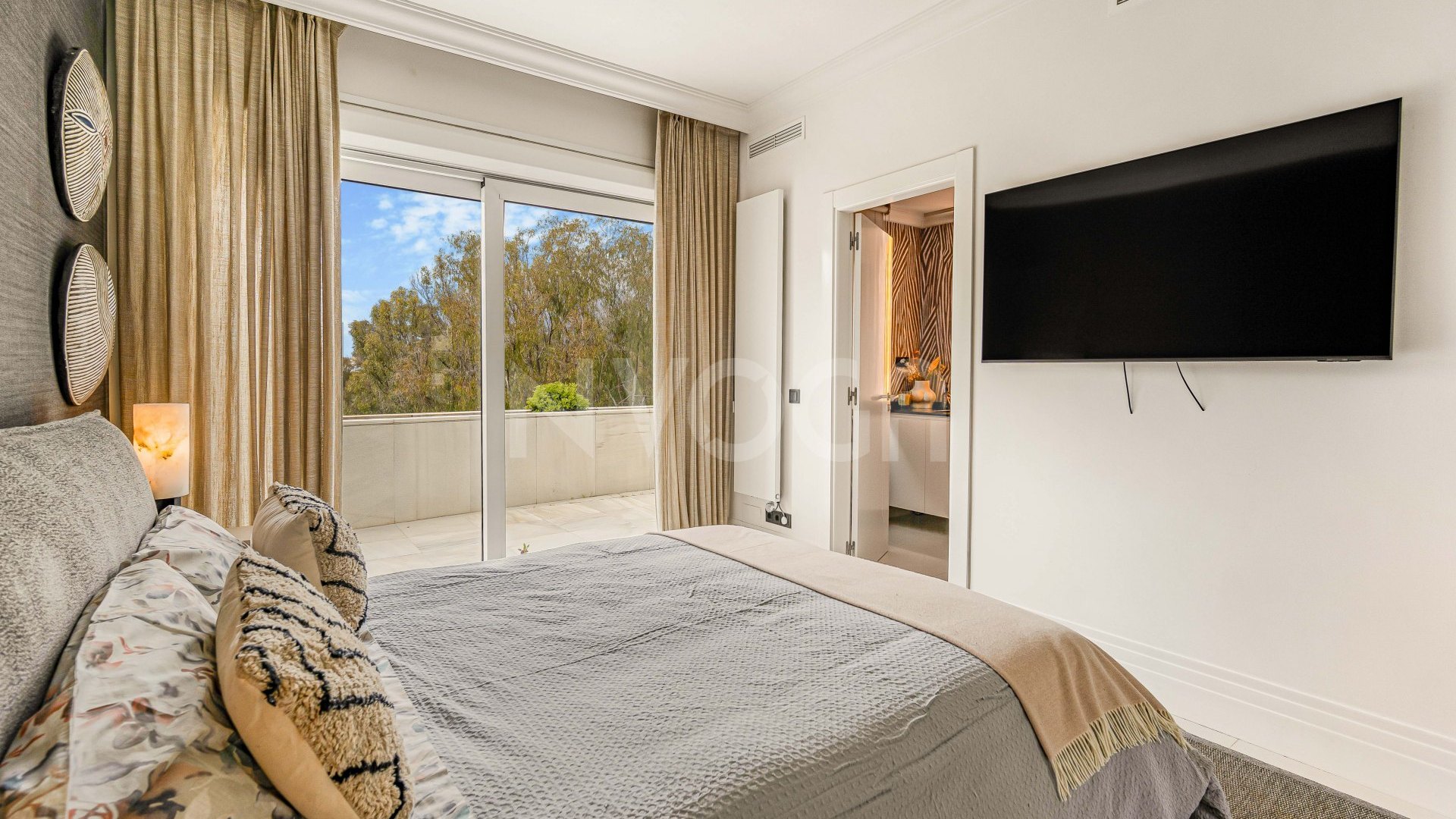 Stunning fully refurbished duplex penthouse in Puerto Banús.