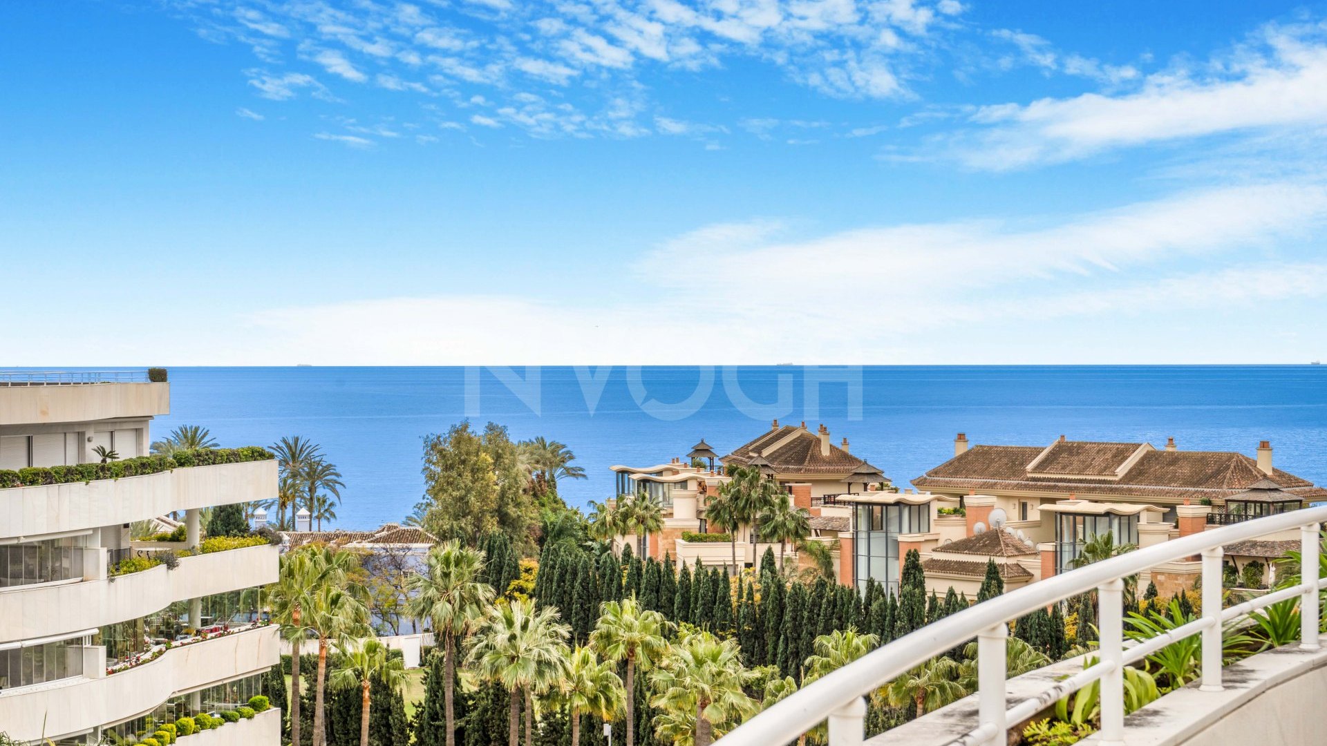 Stunning fully refurbished duplex penthouse in Puerto Banús.
